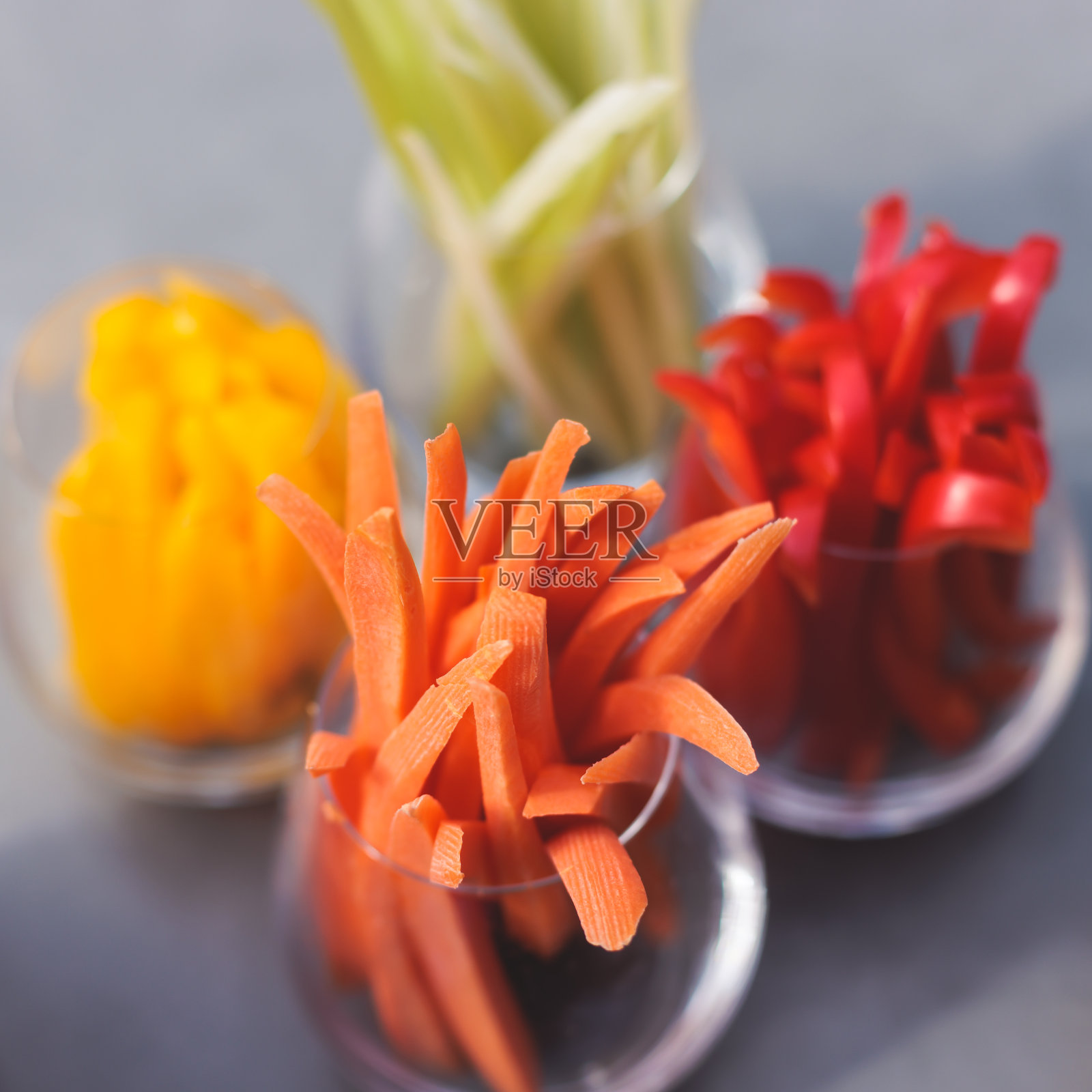 在公司生日聚会或婚礼庆典上，装饰精美的宴会餐桌上摆放着各种素食小吃，沙拉，蔬菜辣椒，胡萝卜和芹菜杆照片摄影图片