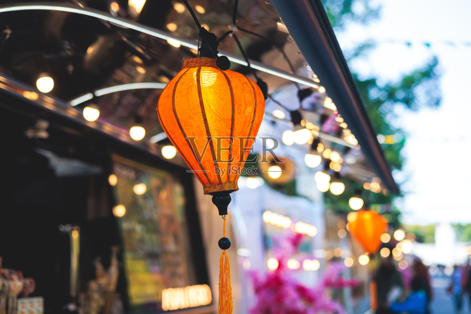 美食节上五颜六色的餐车，在城市公园里选择和订购街头食品的过程，夏日阳光明媚的日子，大排档亭提供午餐，咖啡和饮料出售照片摄影图片