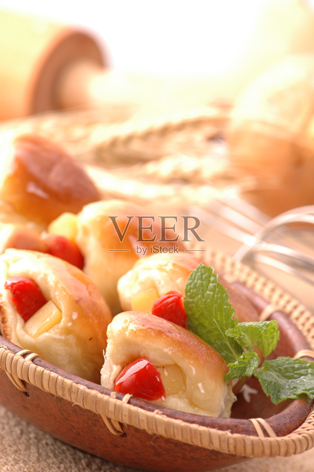 供应各种面包，披萨，甜甜圈，糕点和面包店照片摄影图片