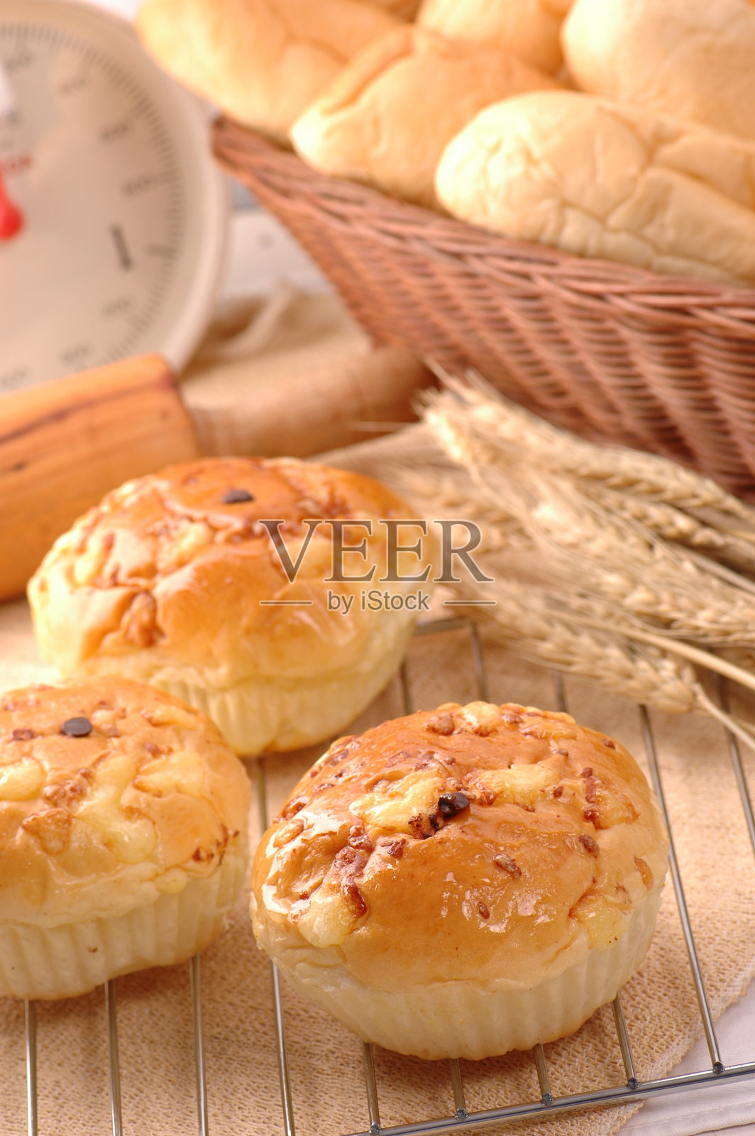 供应各种面包，披萨，甜甜圈，糕点和面包店照片摄影图片