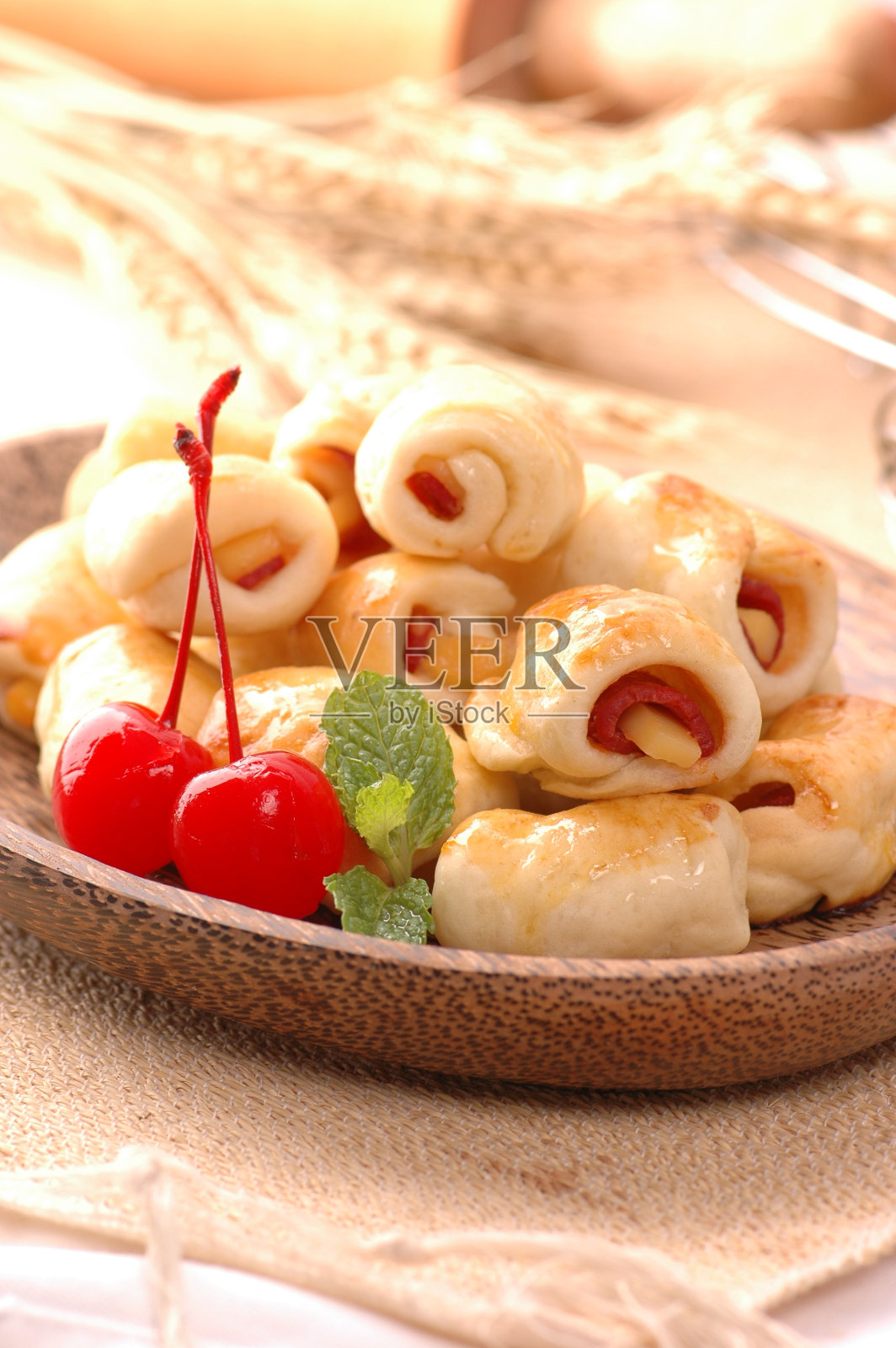 供应各种面包，披萨，甜甜圈，糕点和面包店照片摄影图片