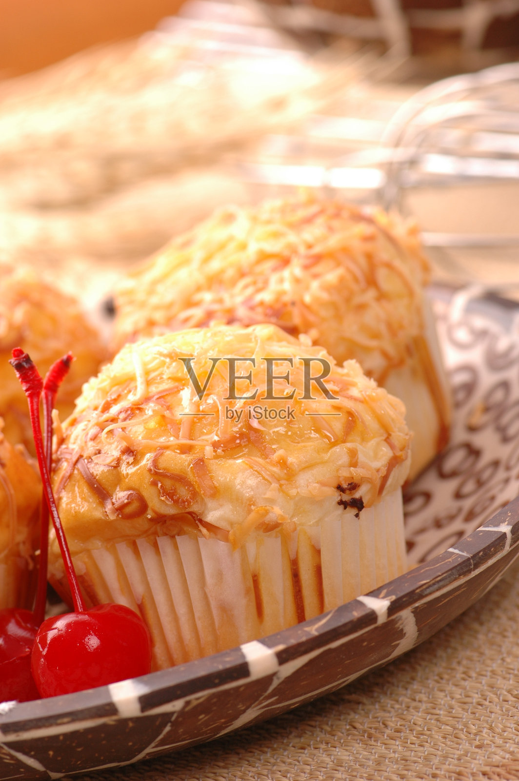 供应各种面包，披萨，甜甜圈，糕点和面包店照片摄影图片