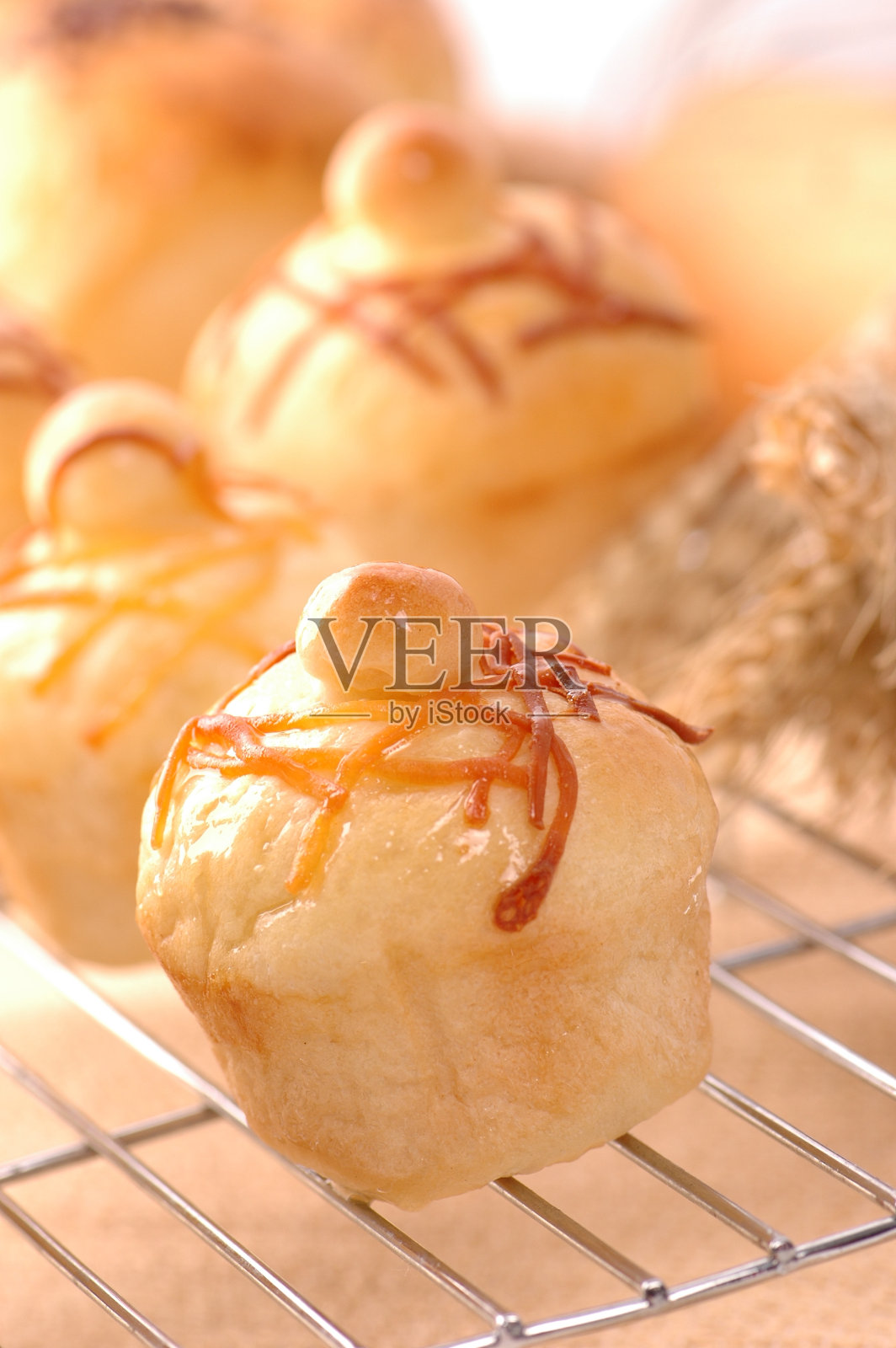 供应各种面包，披萨，甜甜圈，糕点和面包店照片摄影图片