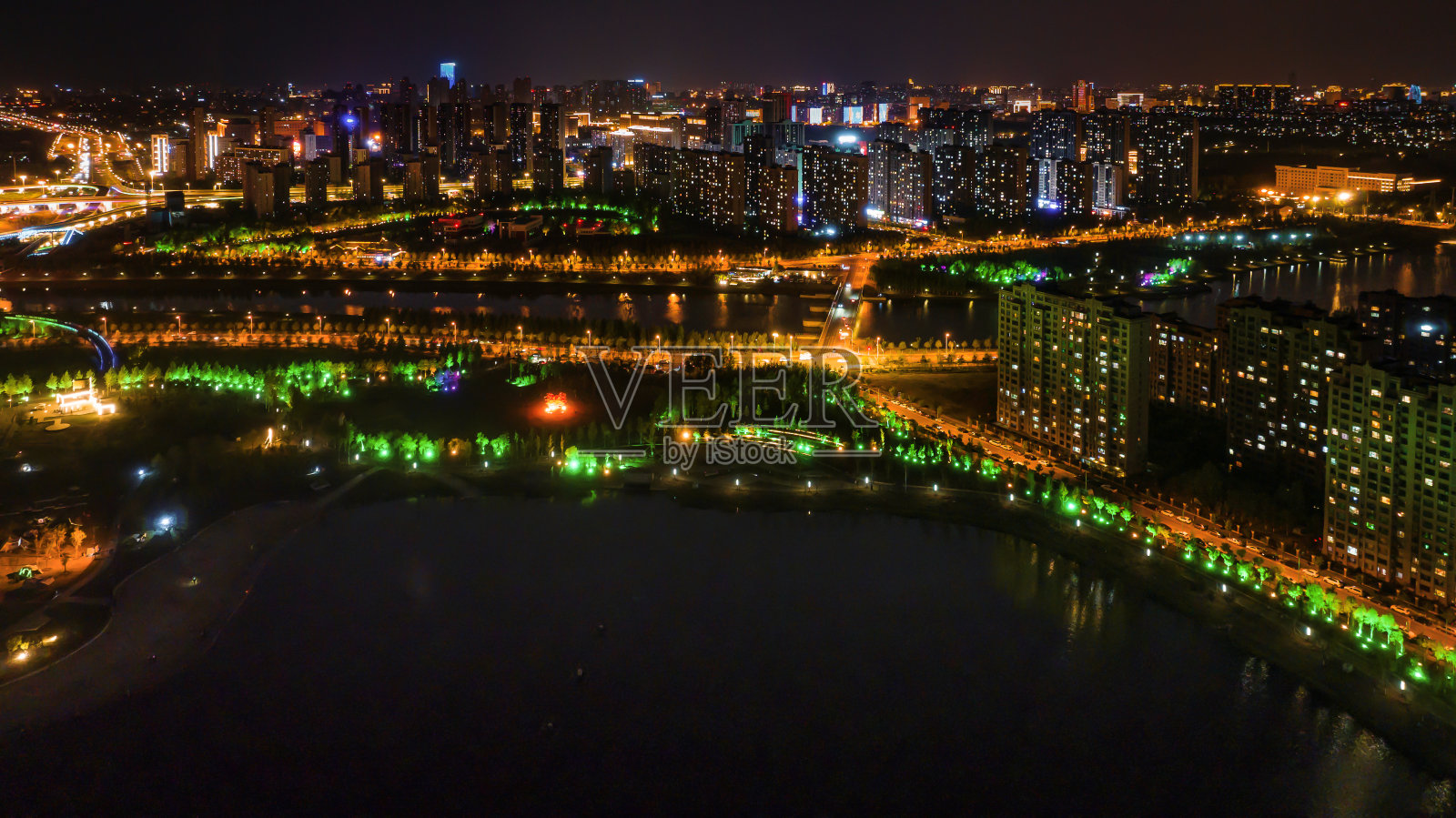 中国长春南溪湿地公园夏季夜景照片摄影图片
