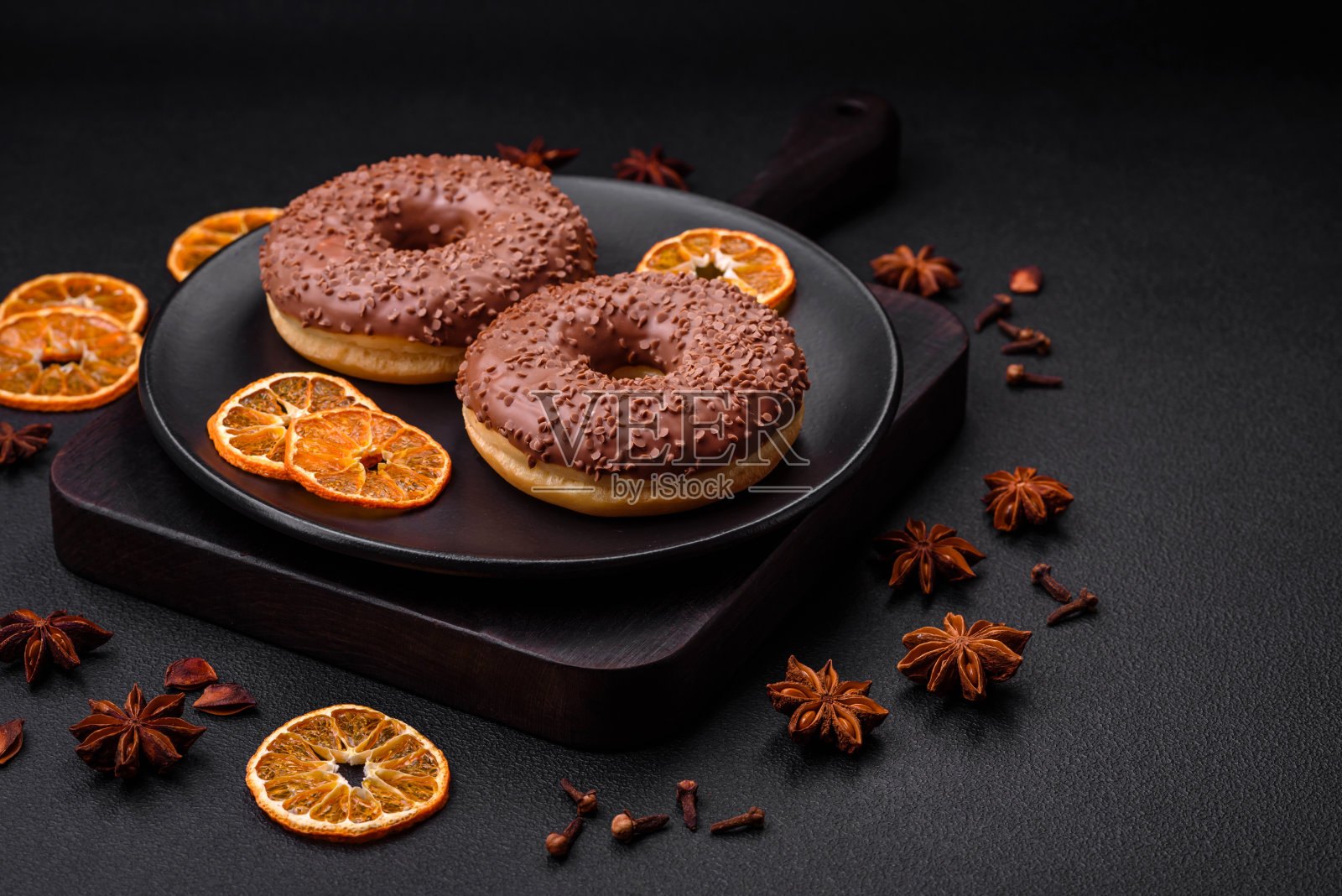 美味的巧克力甜甜圈洒上巧克力片照片摄影图片