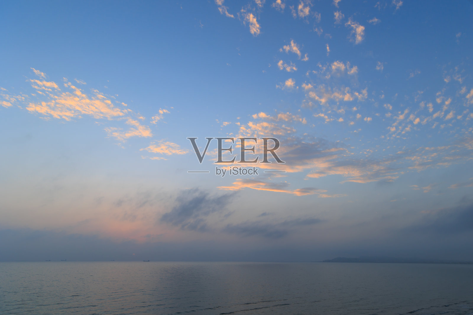 戏剧性的日落天空云景在海上照片摄影图片