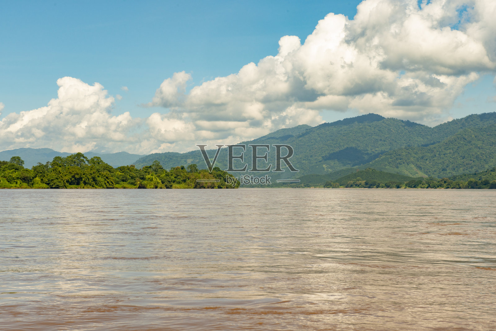 泰国金三角阴天的湄公河照片摄影图片