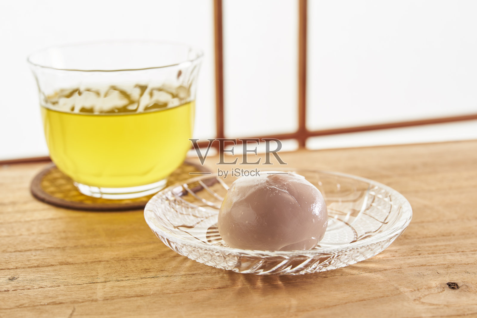 Mizu-manju在一个日式房间里，有一张木桌照片摄影图片