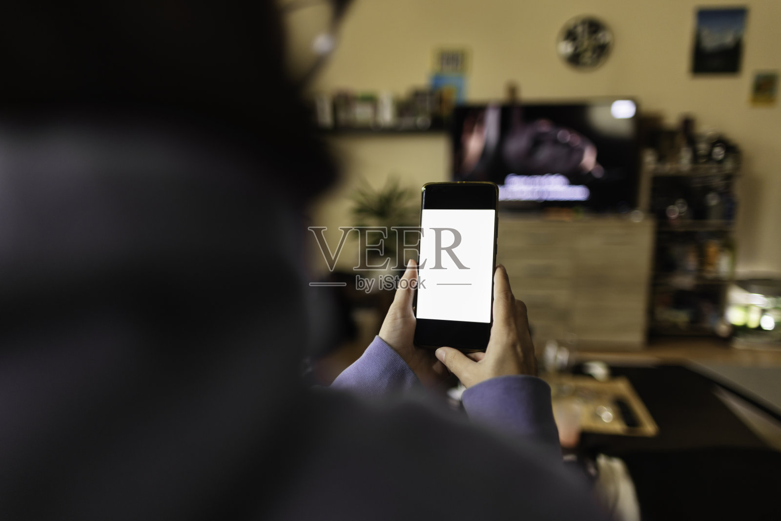 在家和外出时的电话互动照片摄影图片