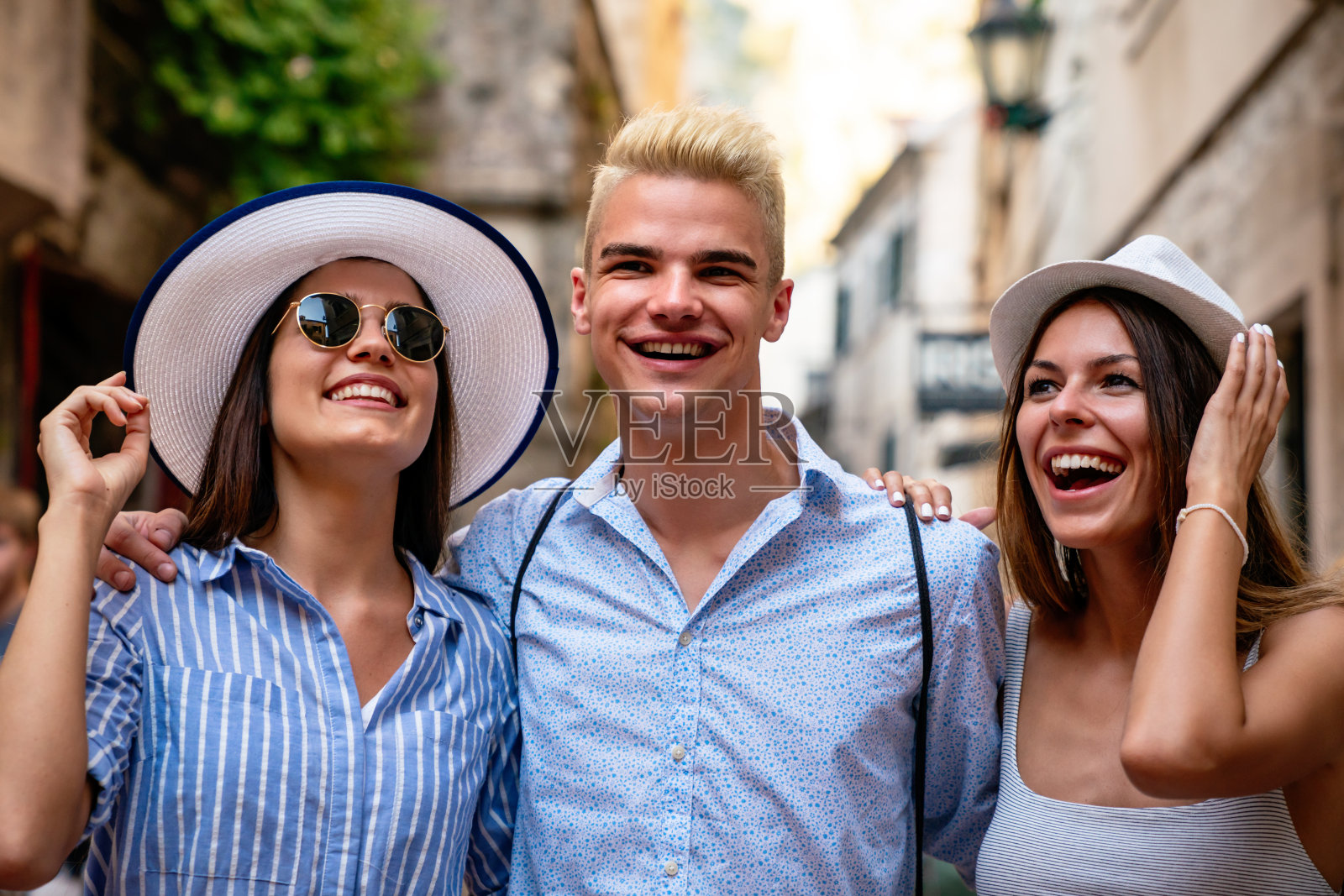 一群快乐的朋友一起享受旅行和暑假。照片摄影图片