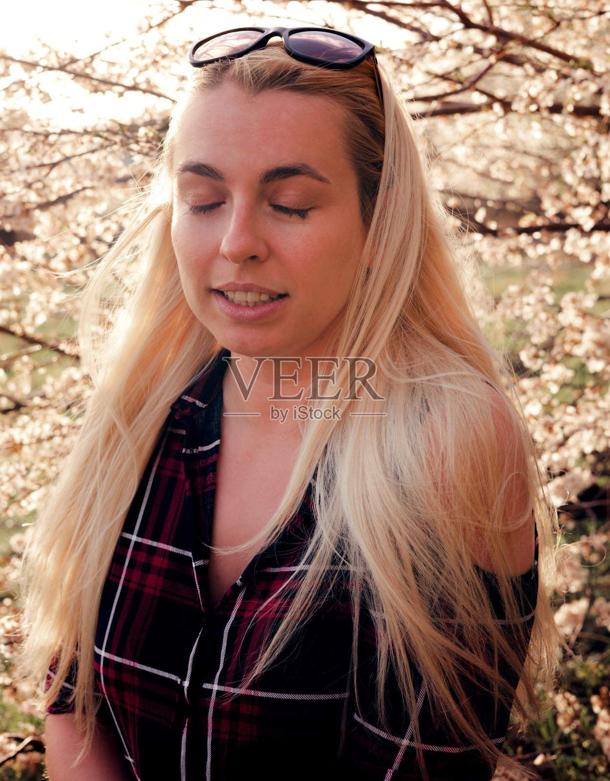 闭眼露肩的美女，户外写真。美，生活方式，时尚理念照片摄影图片