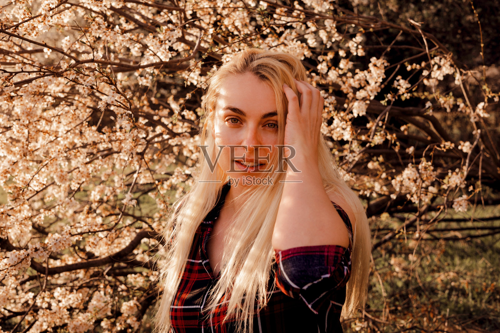 闭眼露肩的美女，户外写真。美，生活方式，时尚理念照片摄影图片