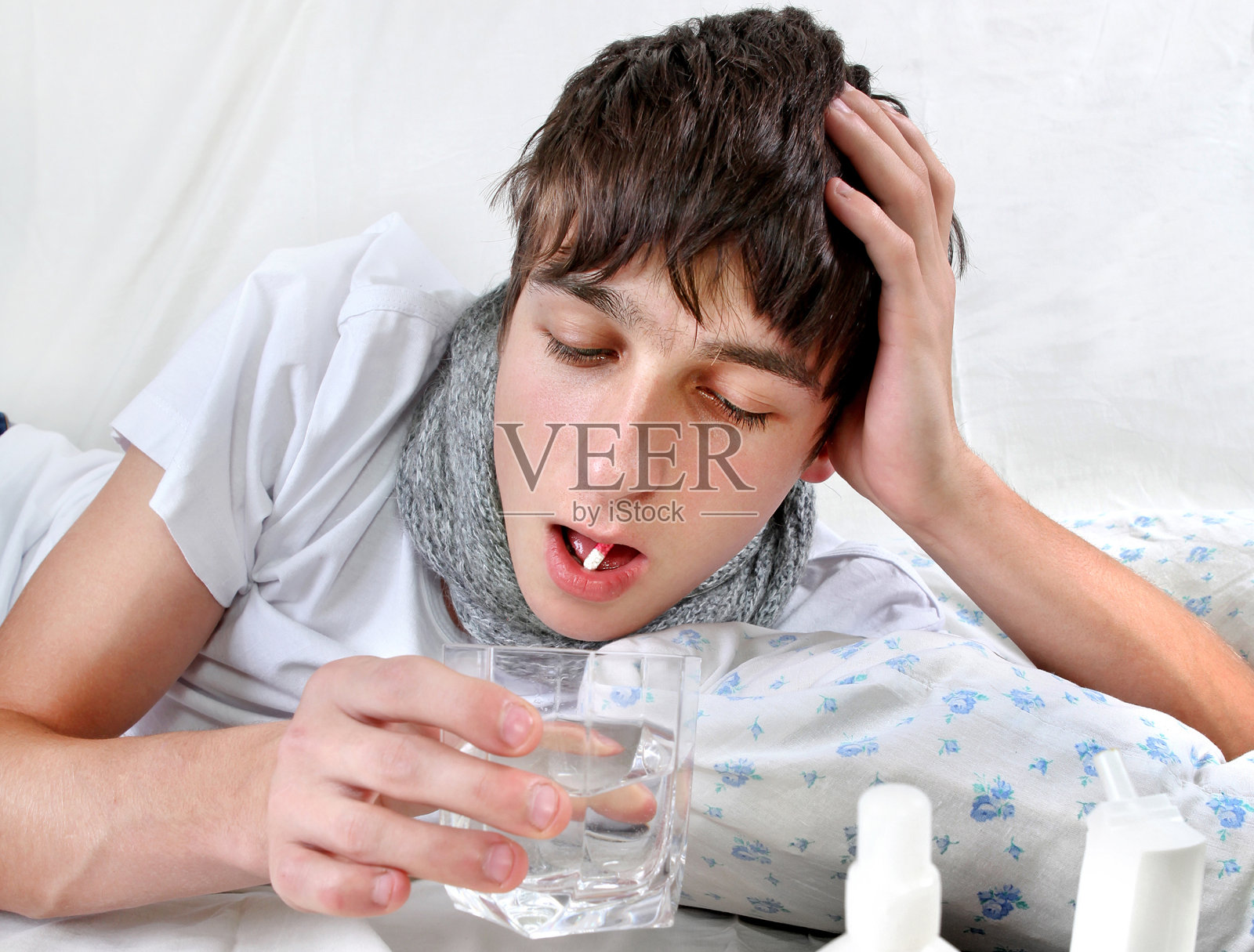 生病的年轻人得了流感照片摄影图片