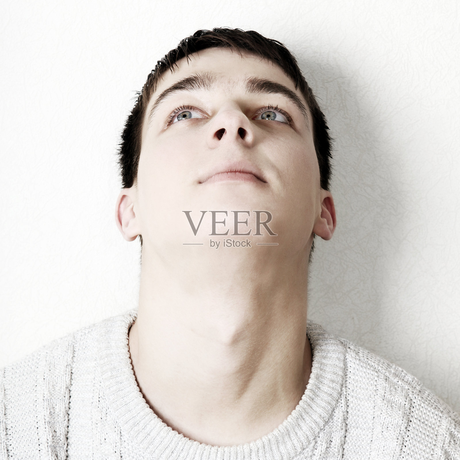 沉思的年轻人照片摄影图片