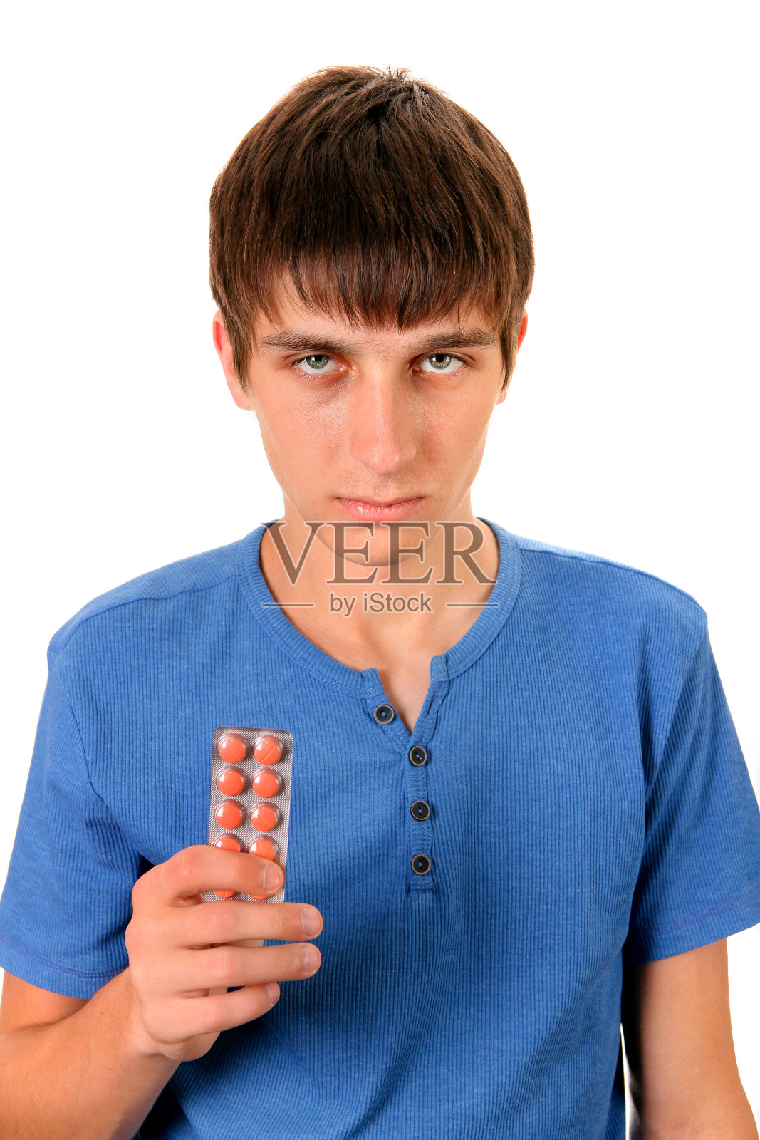 拿着药片的年轻人照片摄影图片