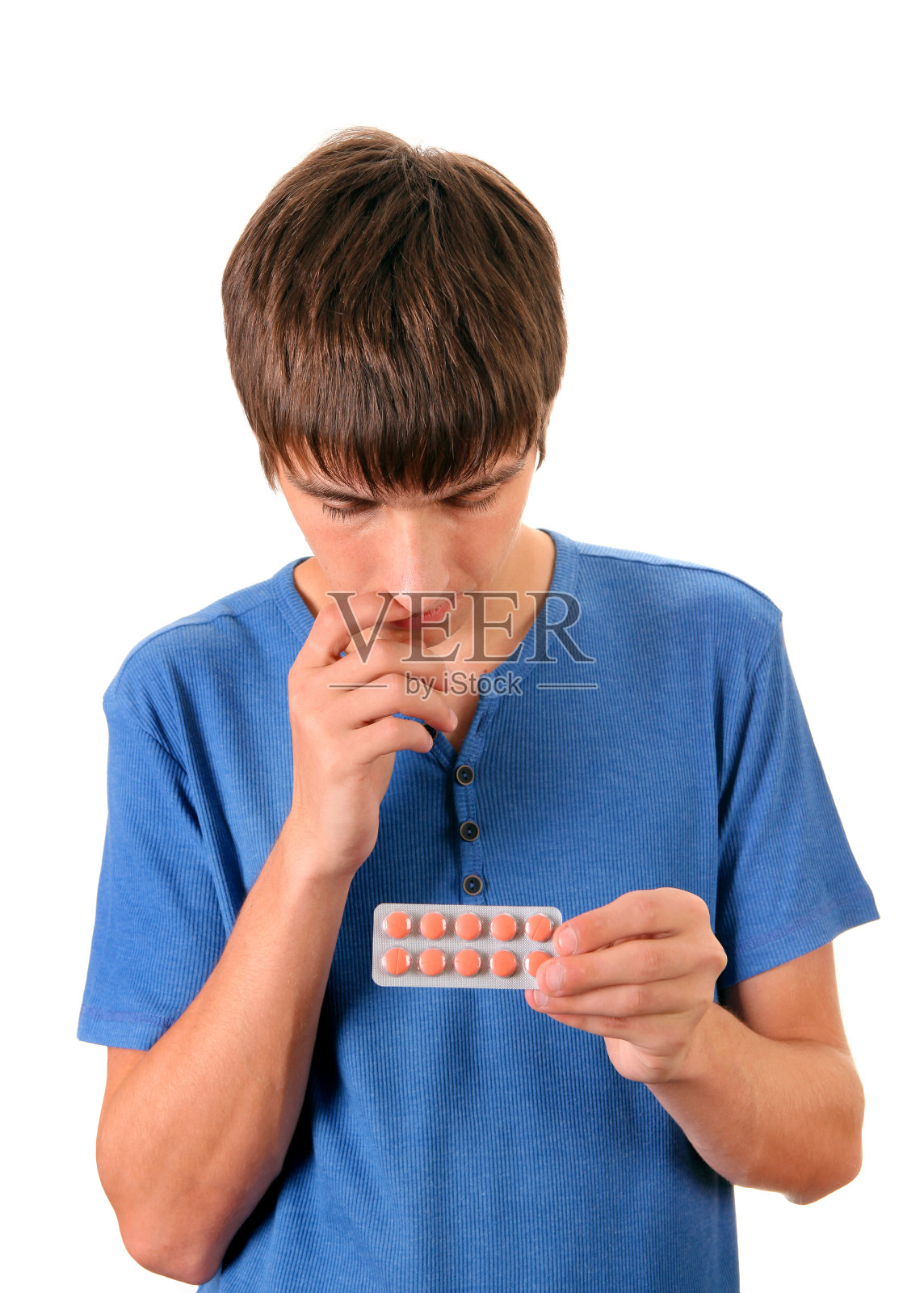 拿着药片的年轻人照片摄影图片