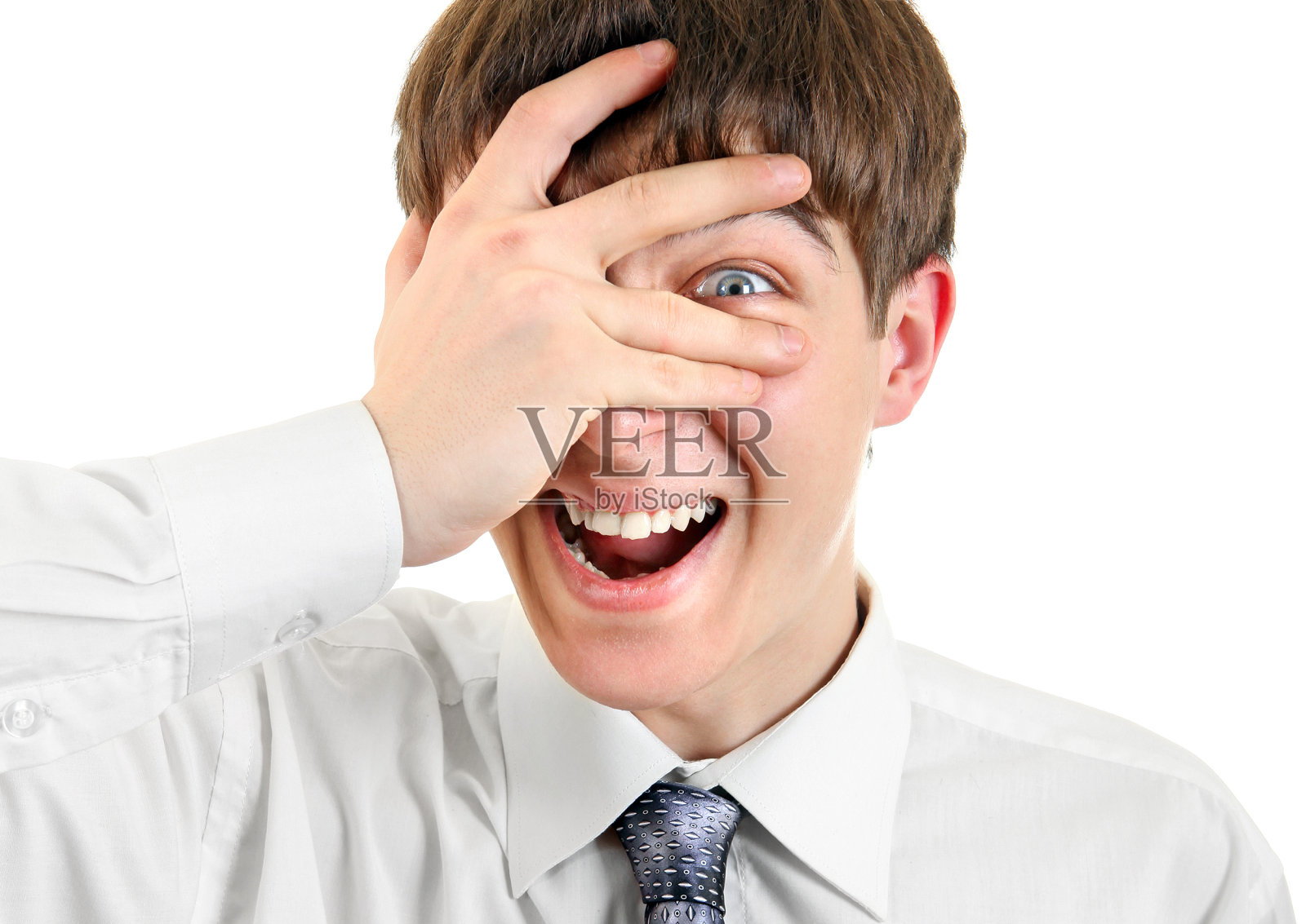 青少年透过手指看东西照片摄影图片