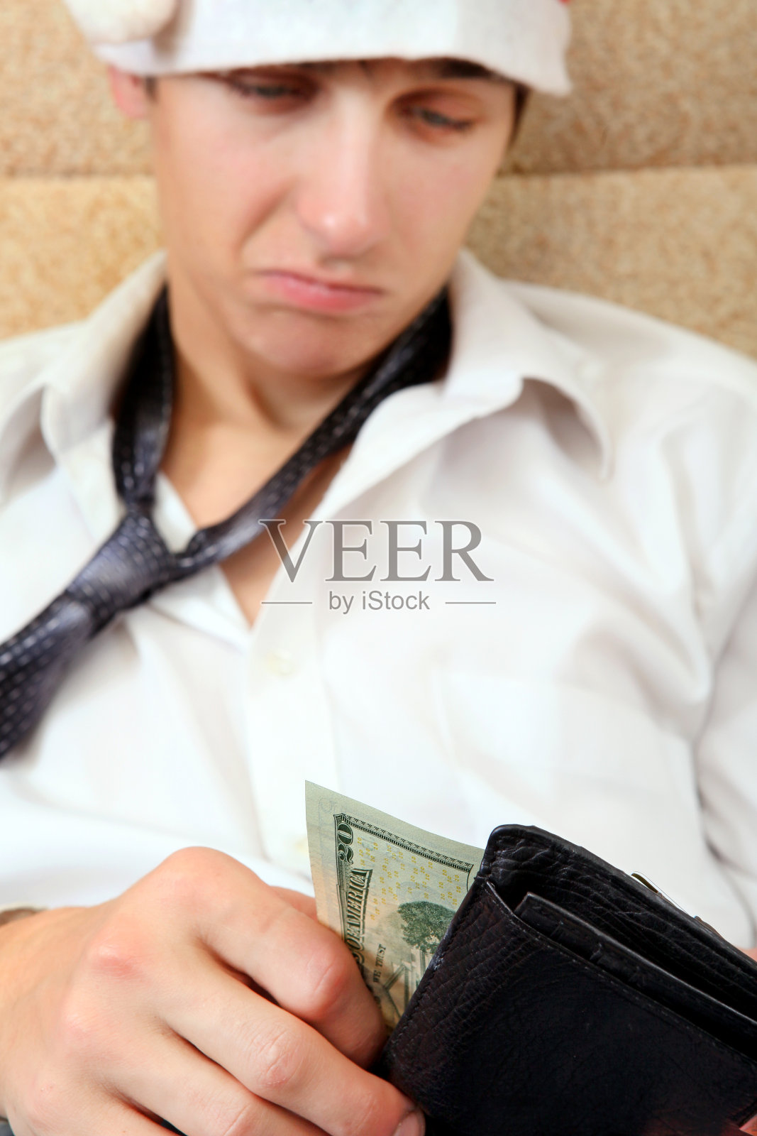 青少年检查钱包照片摄影图片