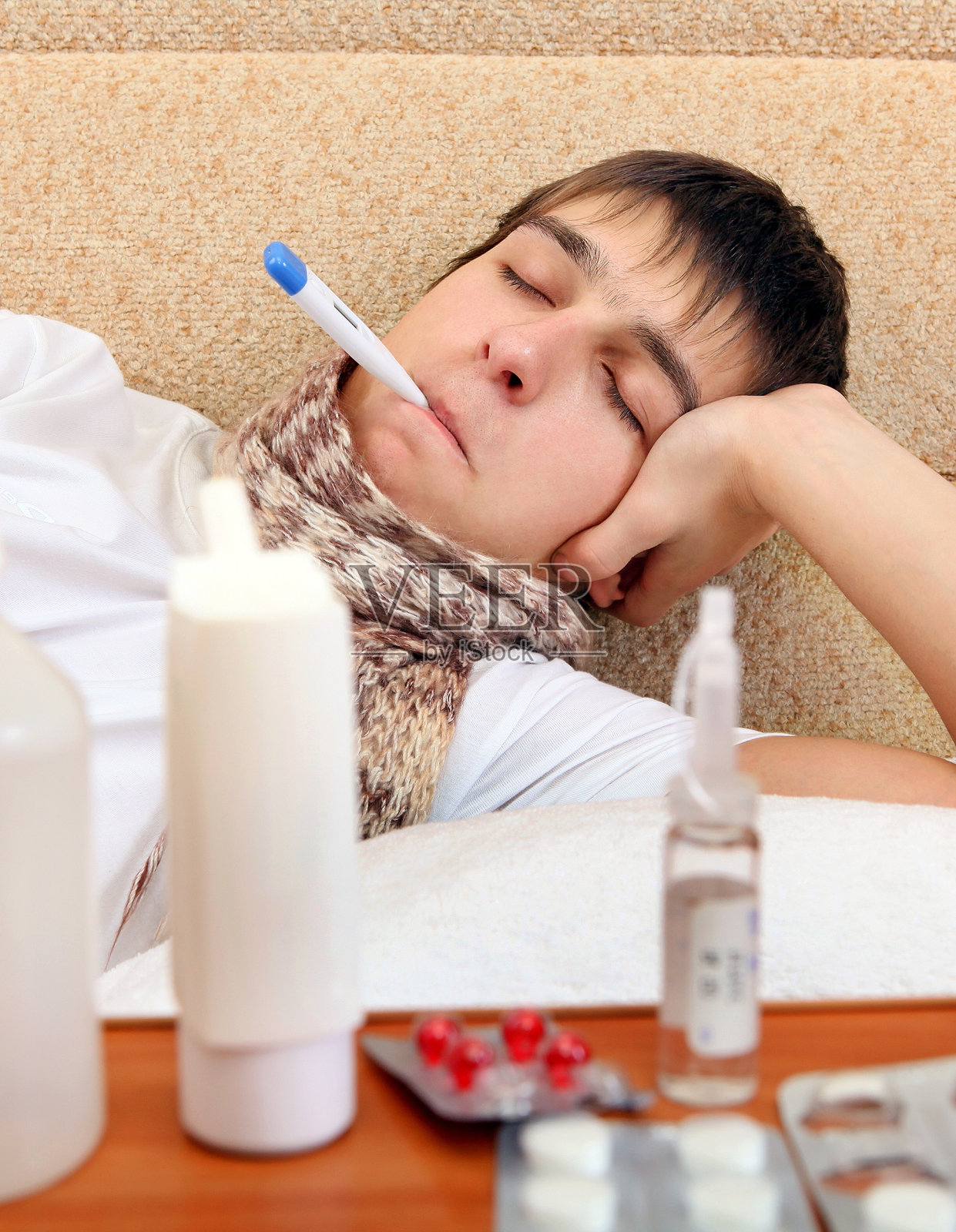 生病的青少年有体温计照片摄影图片