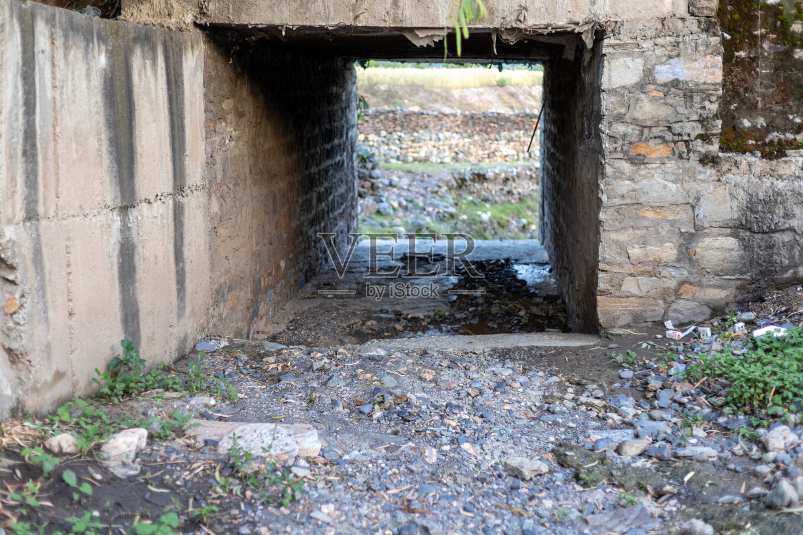 混凝土排水涵洞用于雨水和洪水的流动照片摄影图片