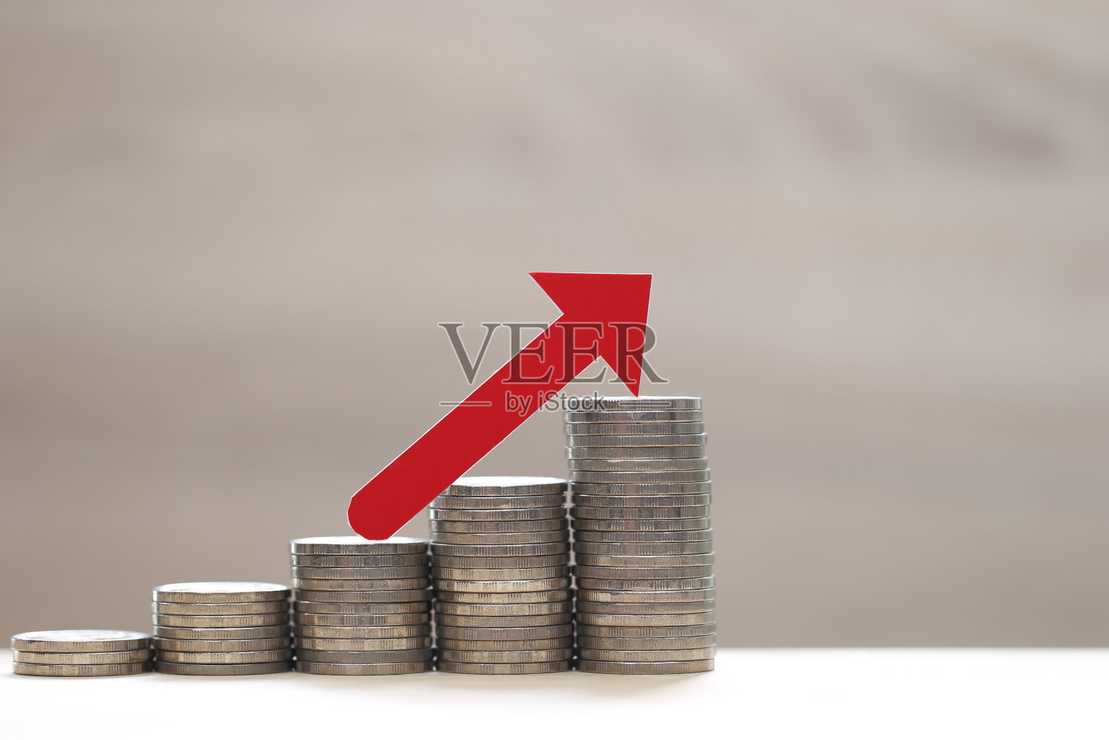 红色箭头图上的硬币，白底钱，投资和经营理念照片摄影图片
