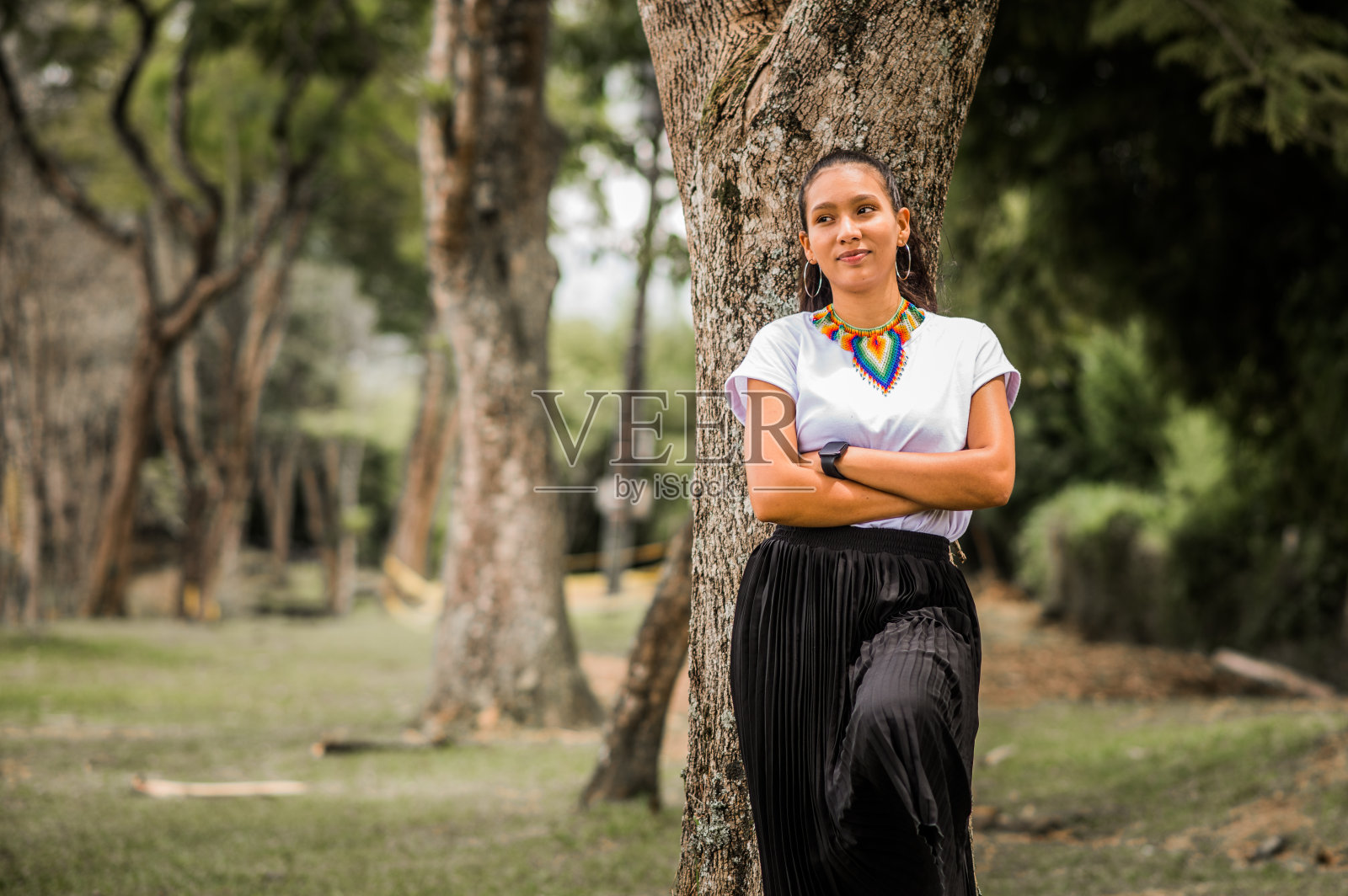 户外的年轻女子照片摄影图片