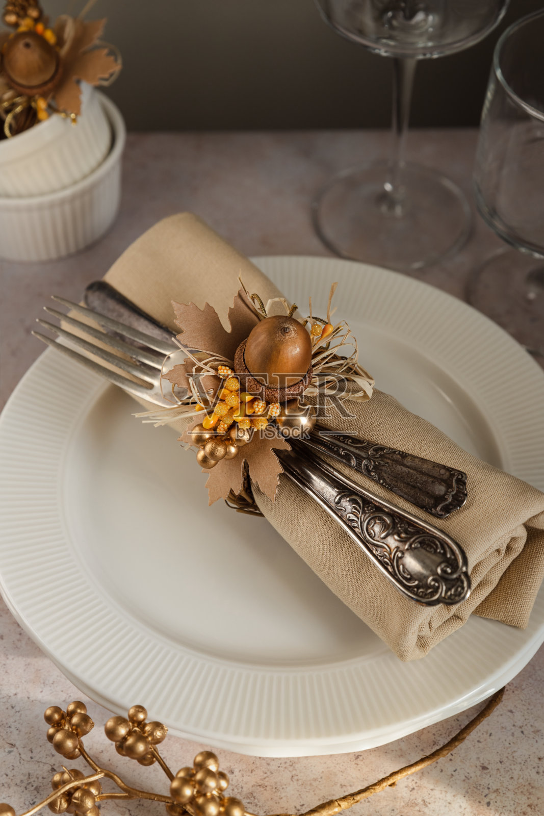 橡子落餐巾装饰在空盘子上照片摄影图片