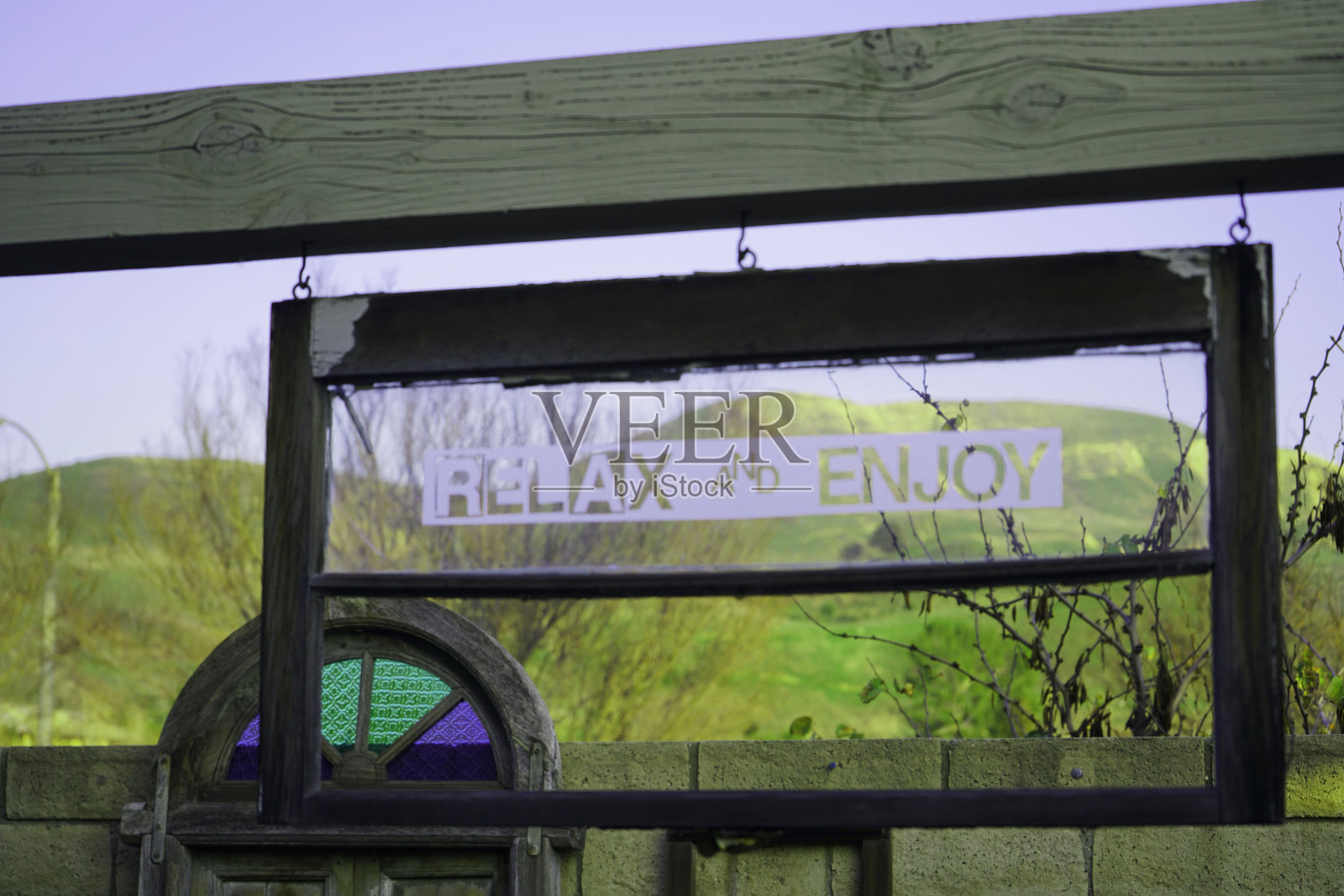 在火坑区放松和欣赏标志照片摄影图片