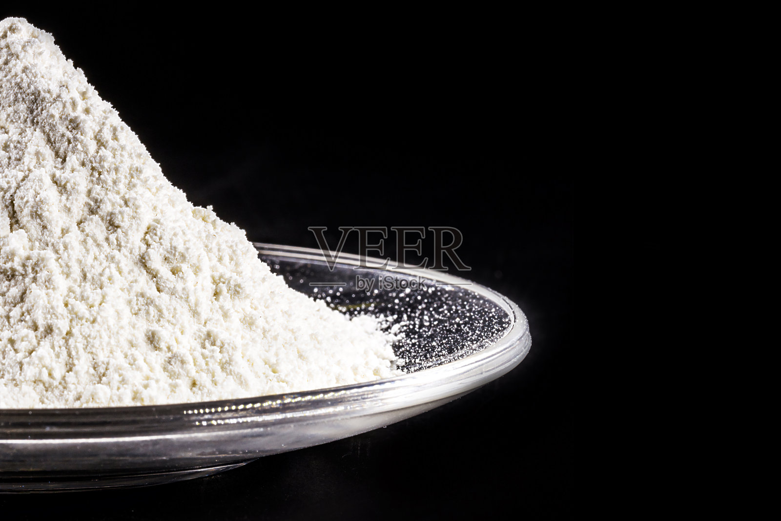 氯化钙正在实验室中制备。用于制冷机器的盐水，道路上的冰尘，建筑和食品工业照片摄影图片