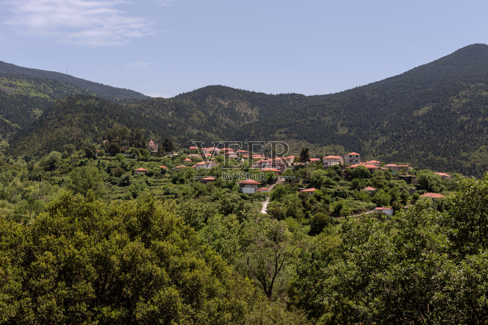 村庄附近群山的景色照片摄影图片