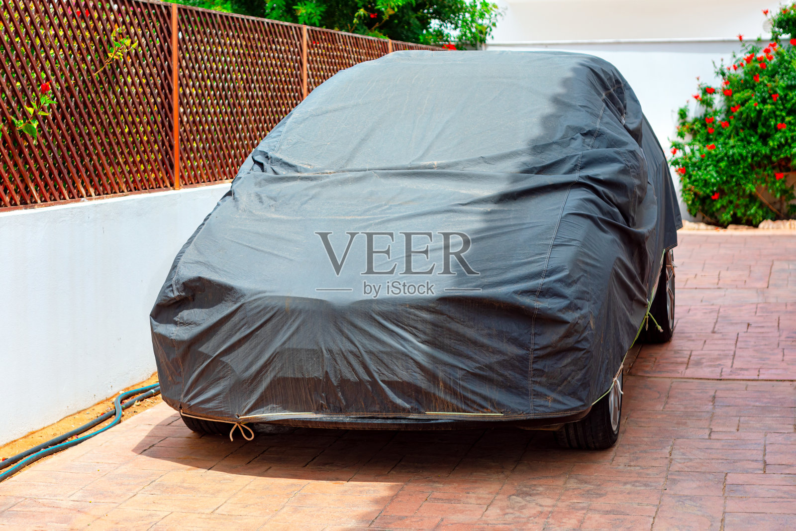 院子里有盖的汽车照片摄影图片