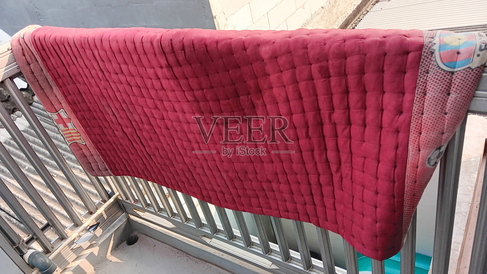 床垫和孩子的尿液照片摄影图片