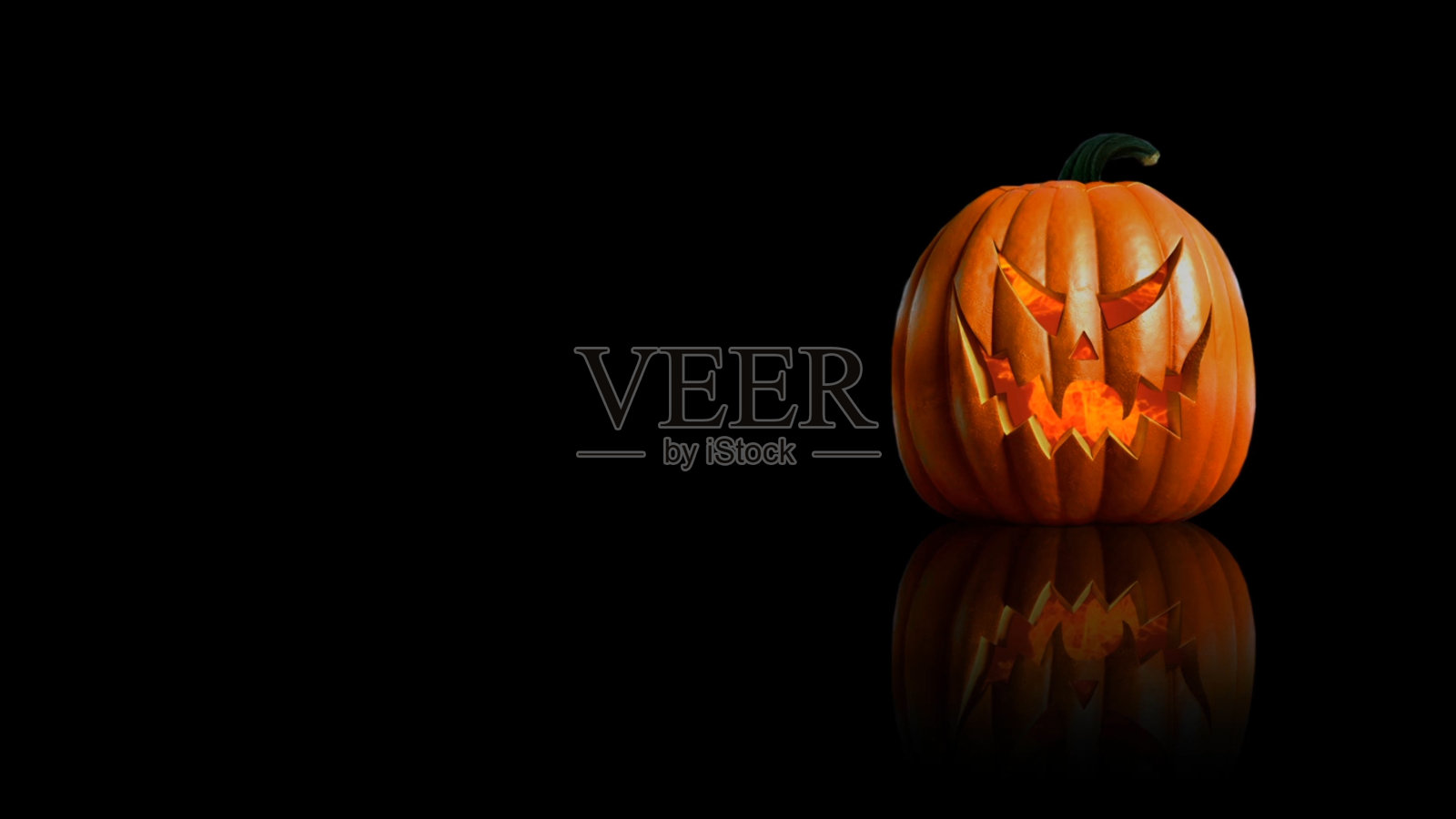 南瓜与火焰在反射黑色照片摄影图片