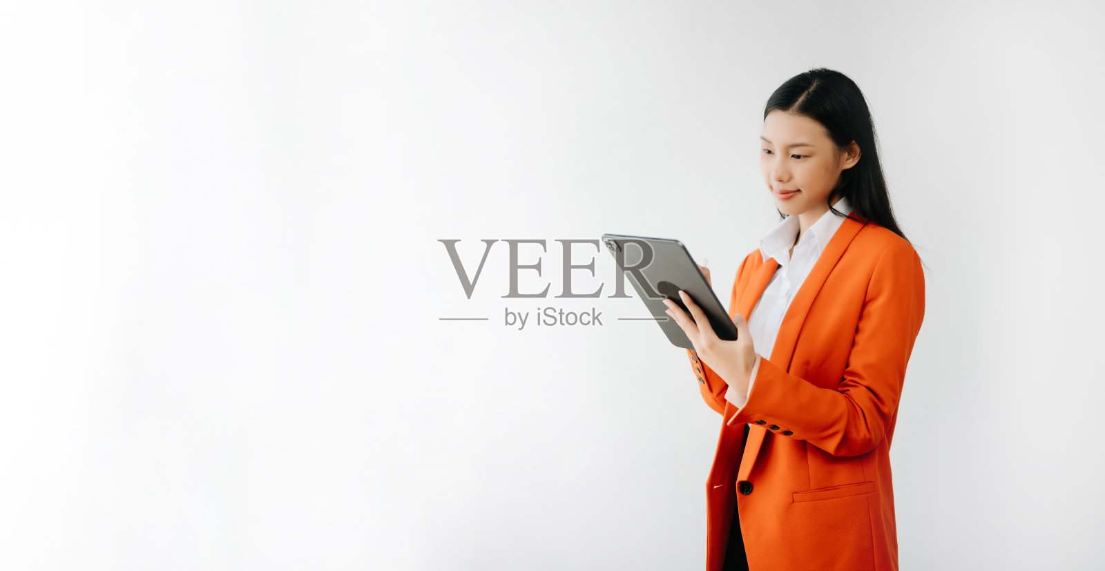 年轻美丽的亚洲女性快乐地拿着智能手机，平板电脑和笔记本电脑的肖像照片，白色背景的黑色空屏产品呈现概念。照片摄影图片