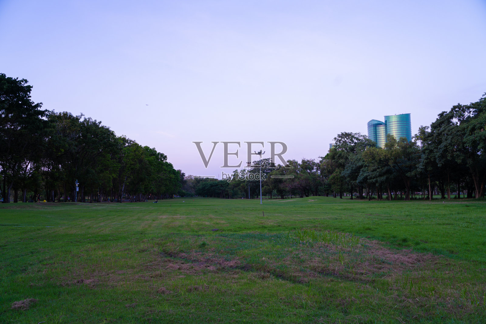 夕阳的剪影轻映着城市公园里五颜六色的天空照片摄影图片