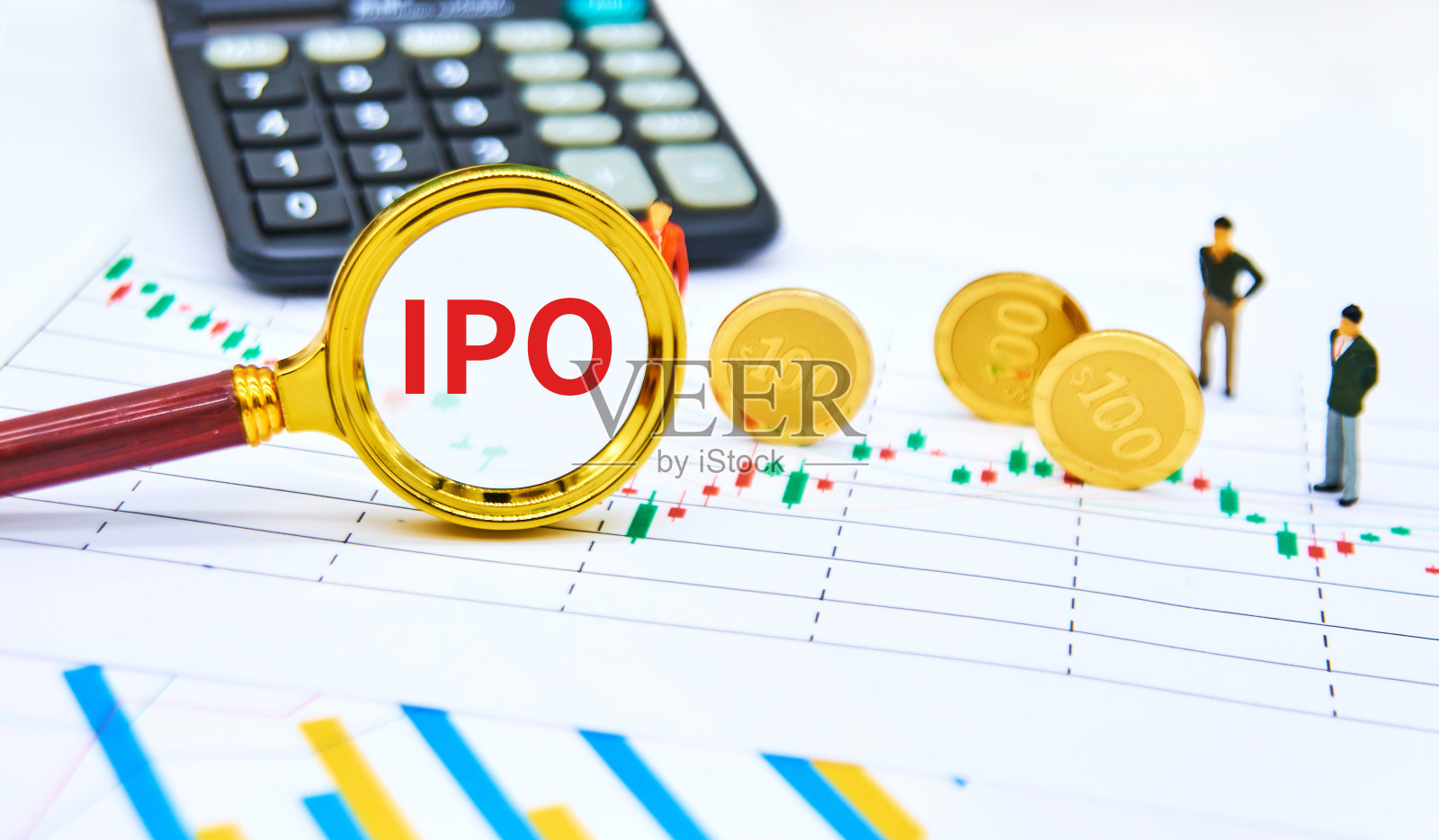 桌面上的放大镜显示IPO照片摄影图片