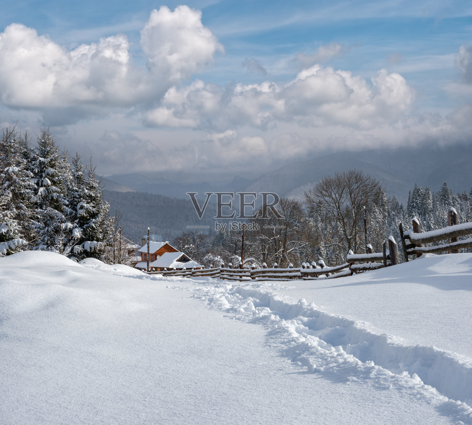 乡村丘陵，树林和农田在冬季偏远的高山村庄照片摄影图片
