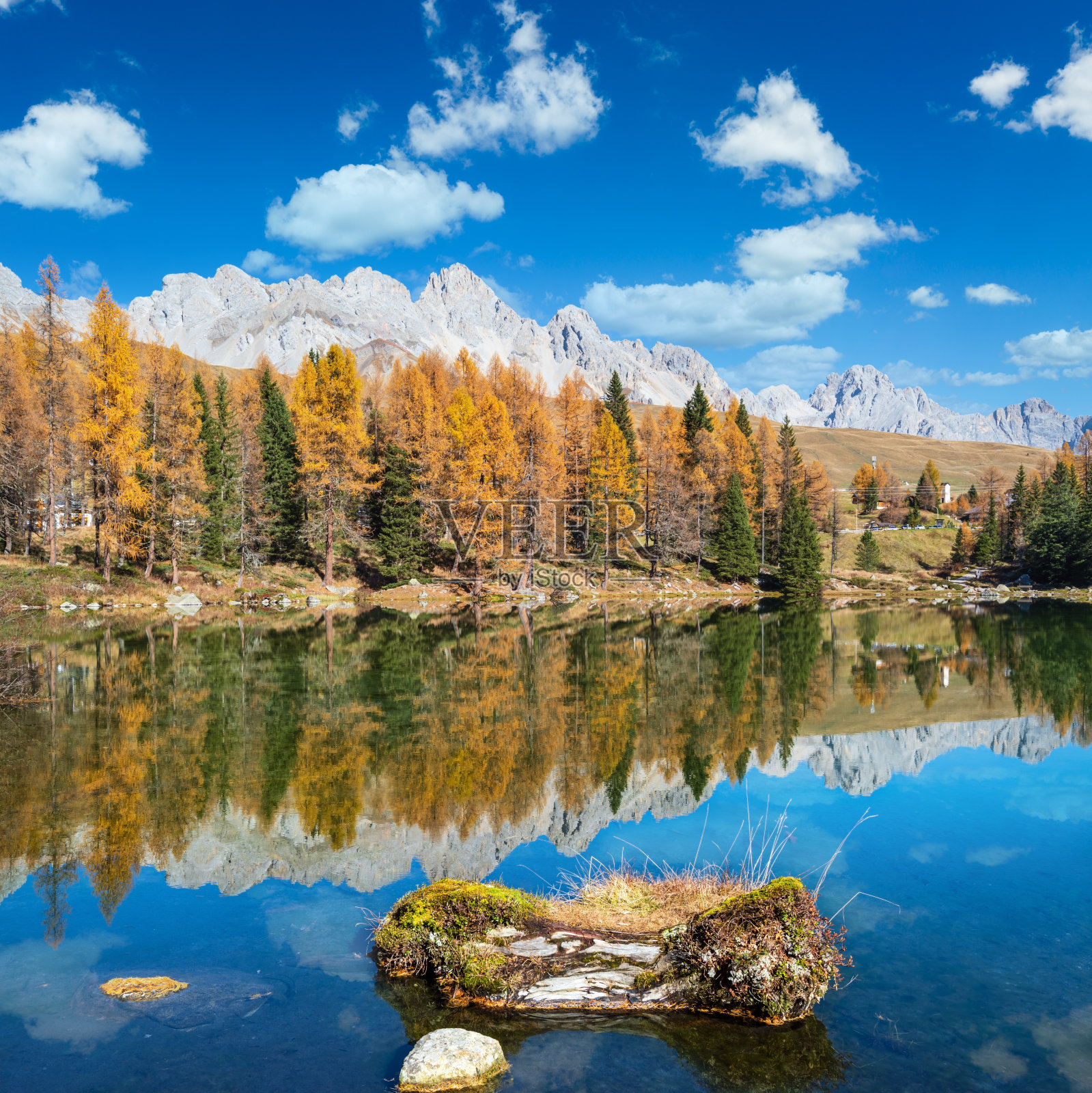秋天高山湖泊附近的圣佩莱格里诺山口，特伦蒂诺，多洛米蒂阿尔卑斯山，意大利。照片摄影图片