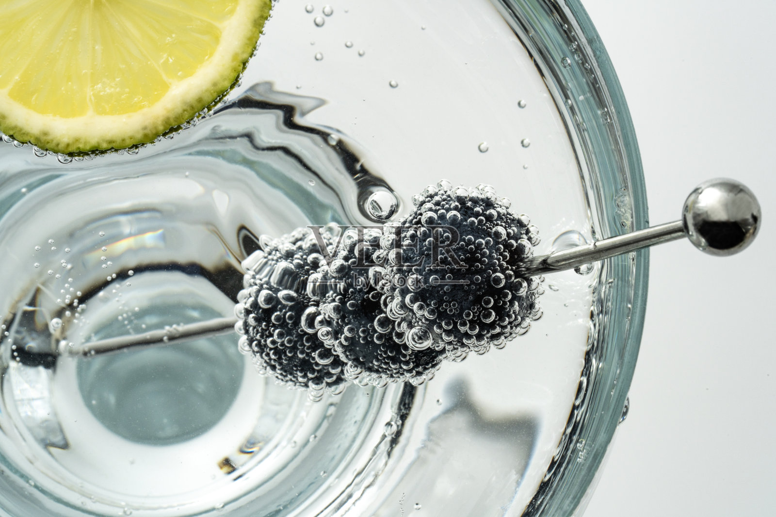 马提尼鸡尾酒配蓝莓。照片摄影图片