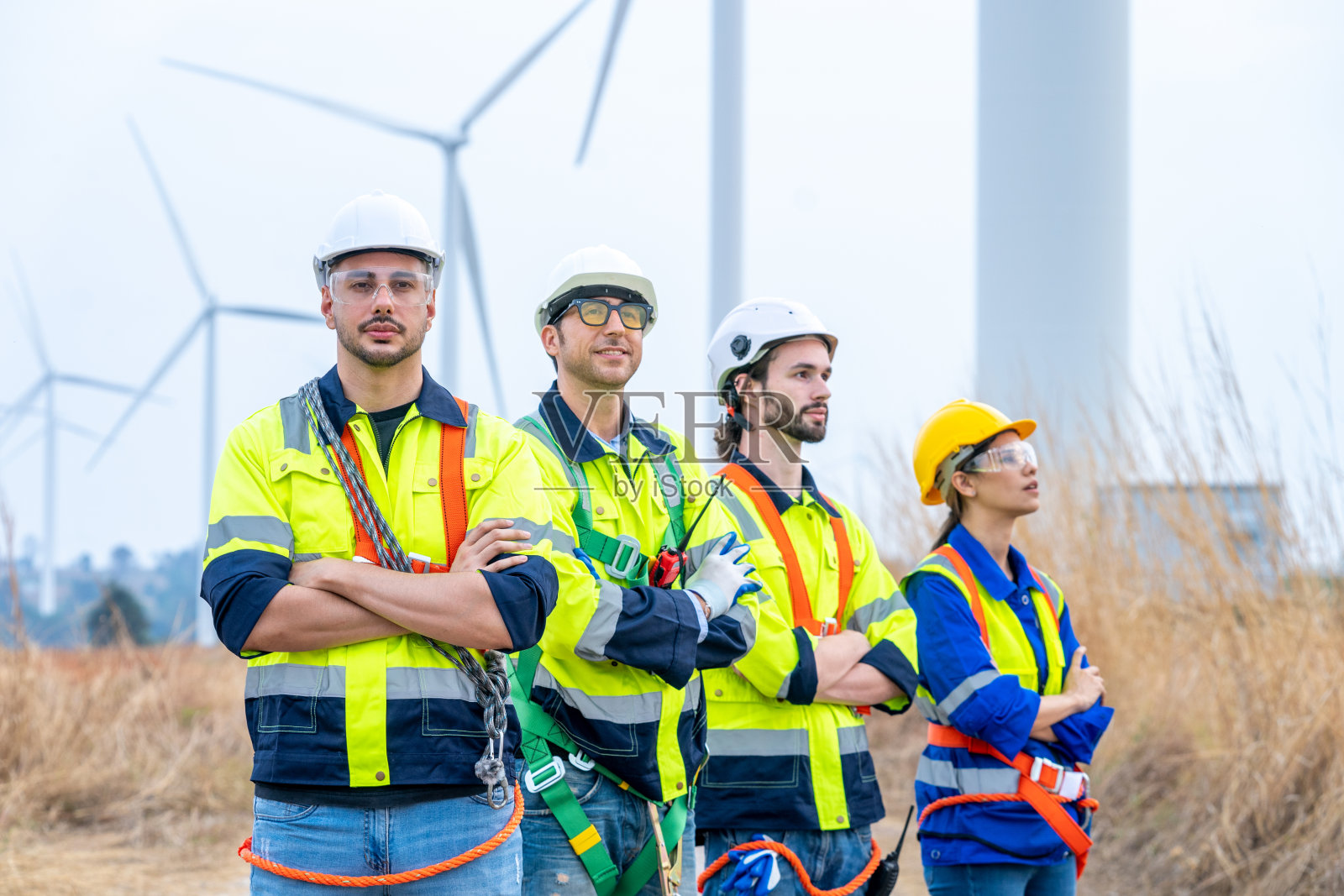 一组工程师正在研究风力涡轮机农场的蓝图。照片摄影图片