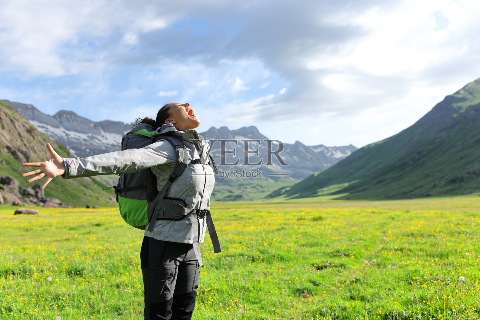 兴奋的徒步旅行者尖叫着伸出双臂照片摄影图片