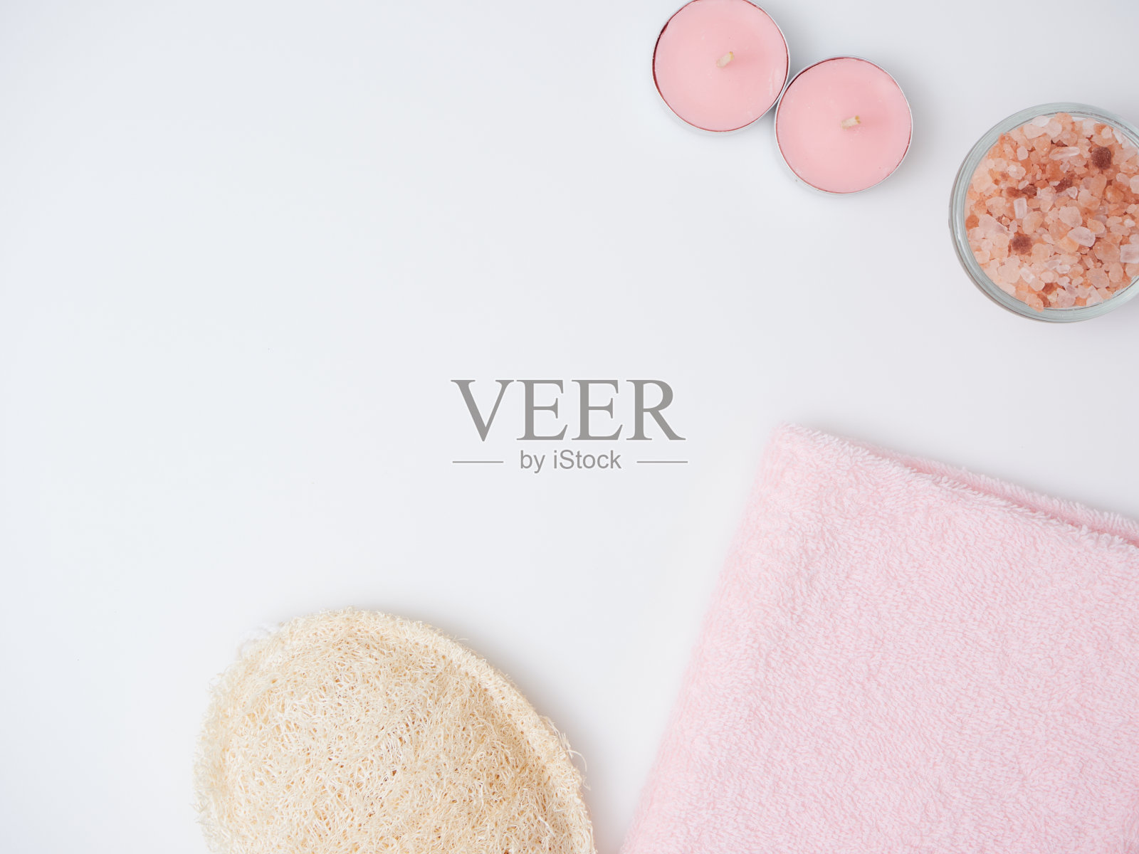 白色桌子上不同的水疗产品组成，俯视图照片摄影图片