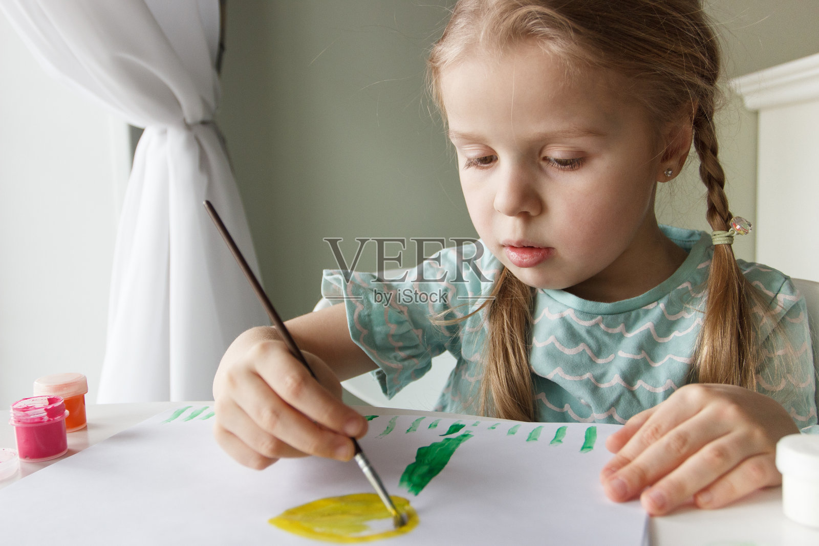 幼儿用水彩画，幼儿园的教育理念照片摄影图片