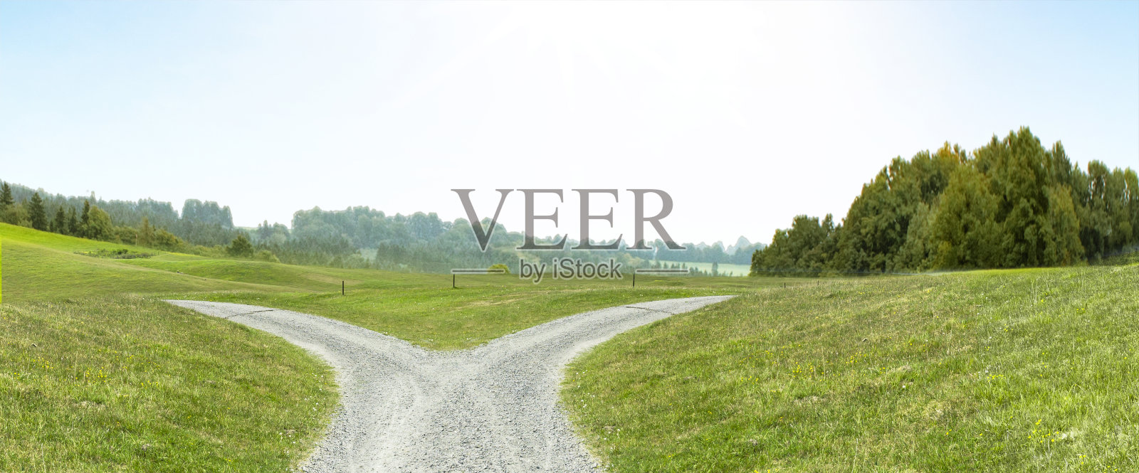 岔路穿过丘陵地带照片摄影图片