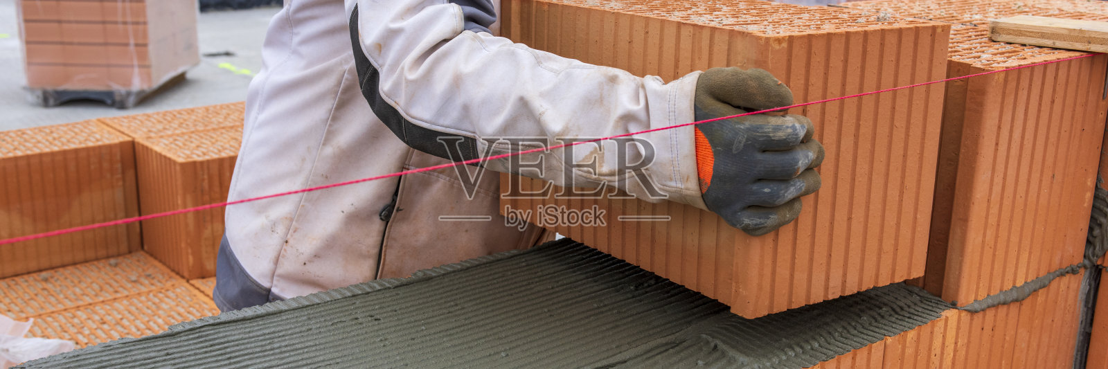 在新建房屋工作的瓦匠照片摄影图片