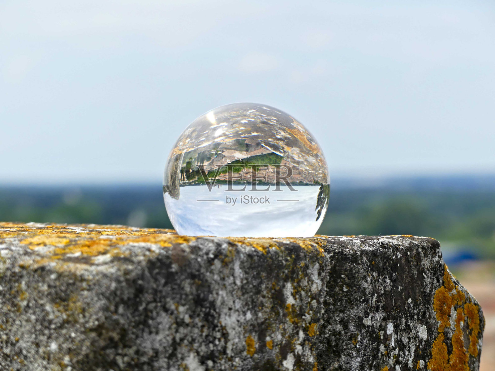 布凯尔，2023年5月:参观普罗旺斯的布凯尔——通过镜头球欣赏这座城市照片摄影图片