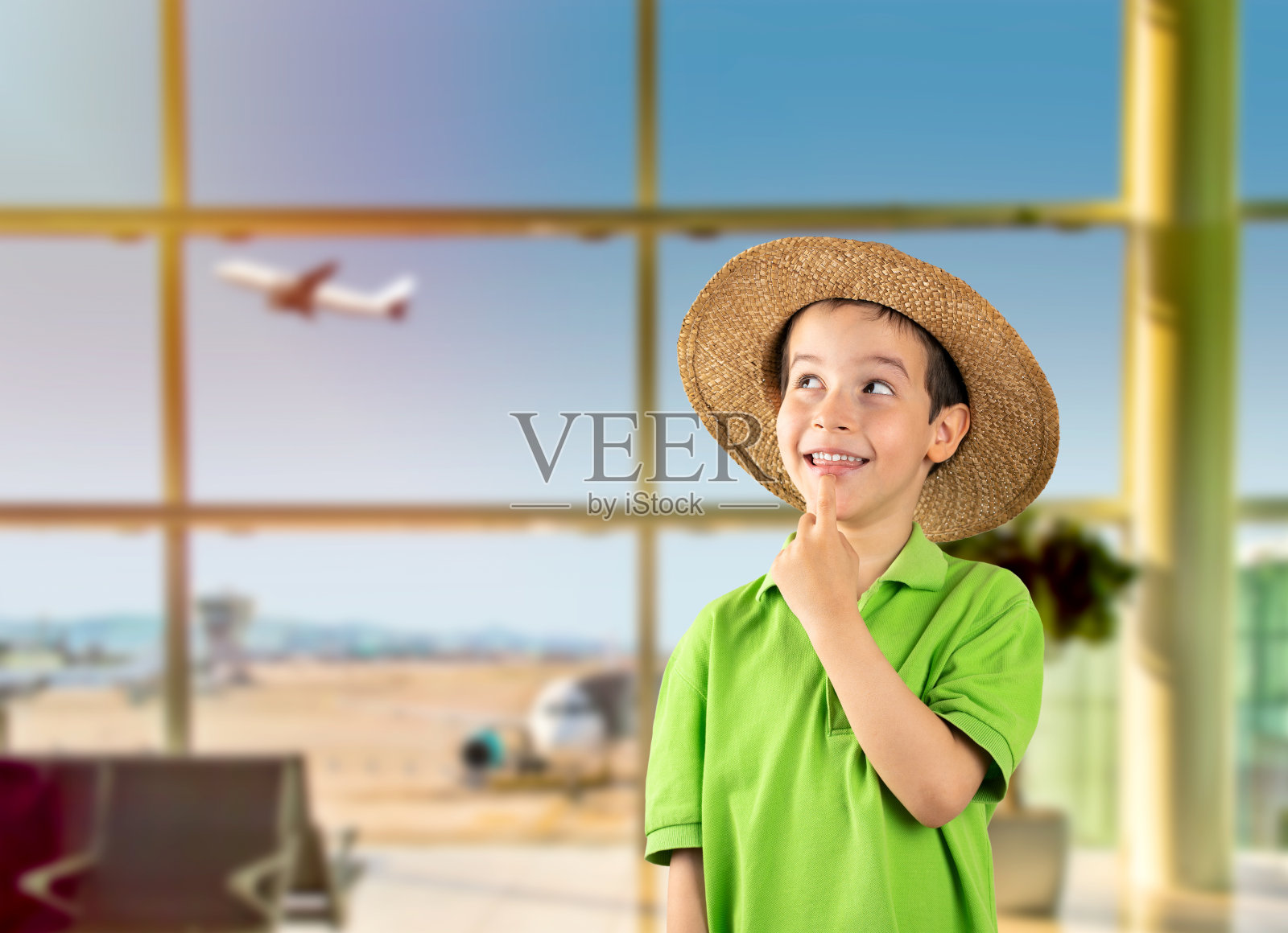 快乐的孩子在机场照片摄影图片