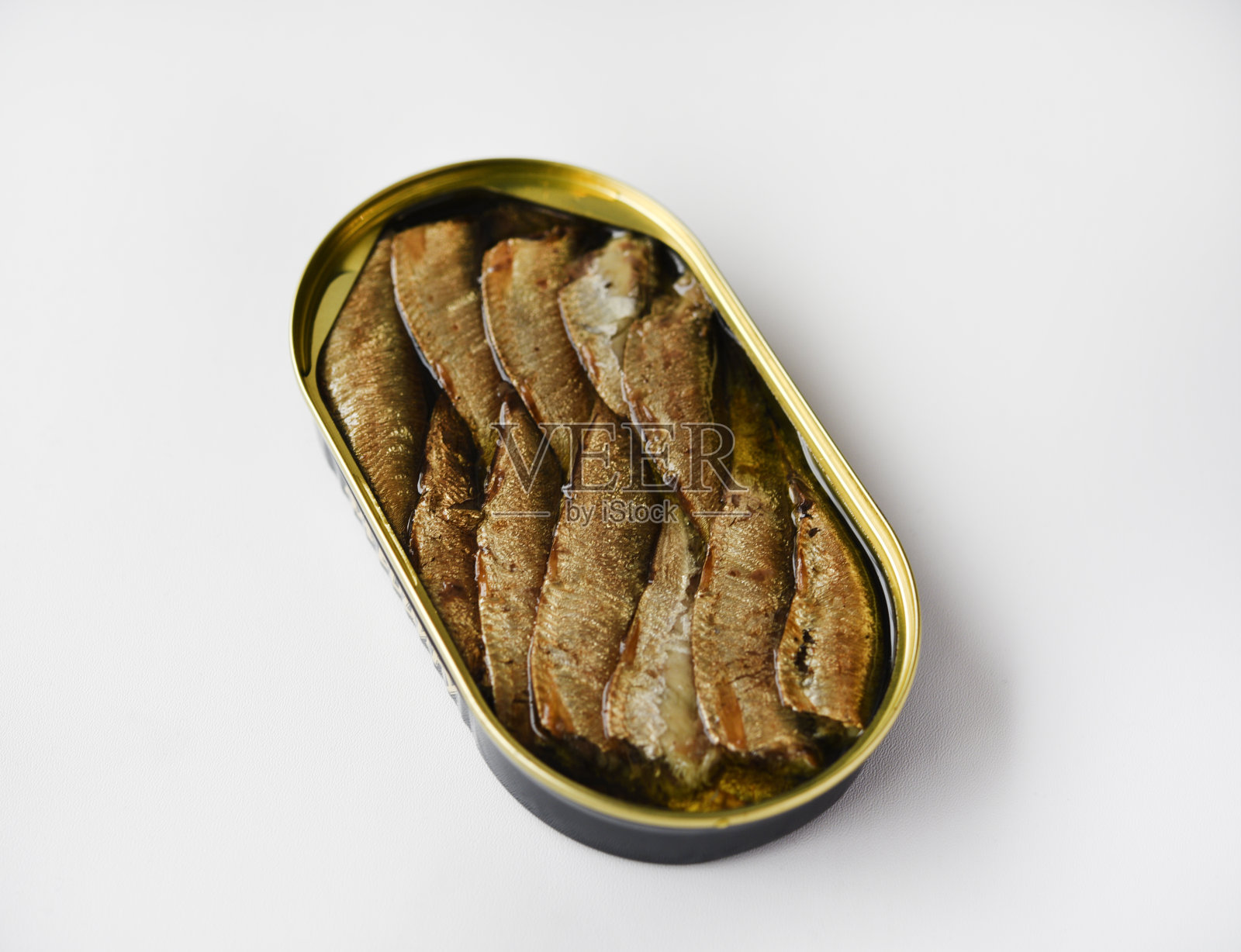 罐头鱼在一个罐子里。在锡罐里放鱼。油炸鱼。照片摄影图片