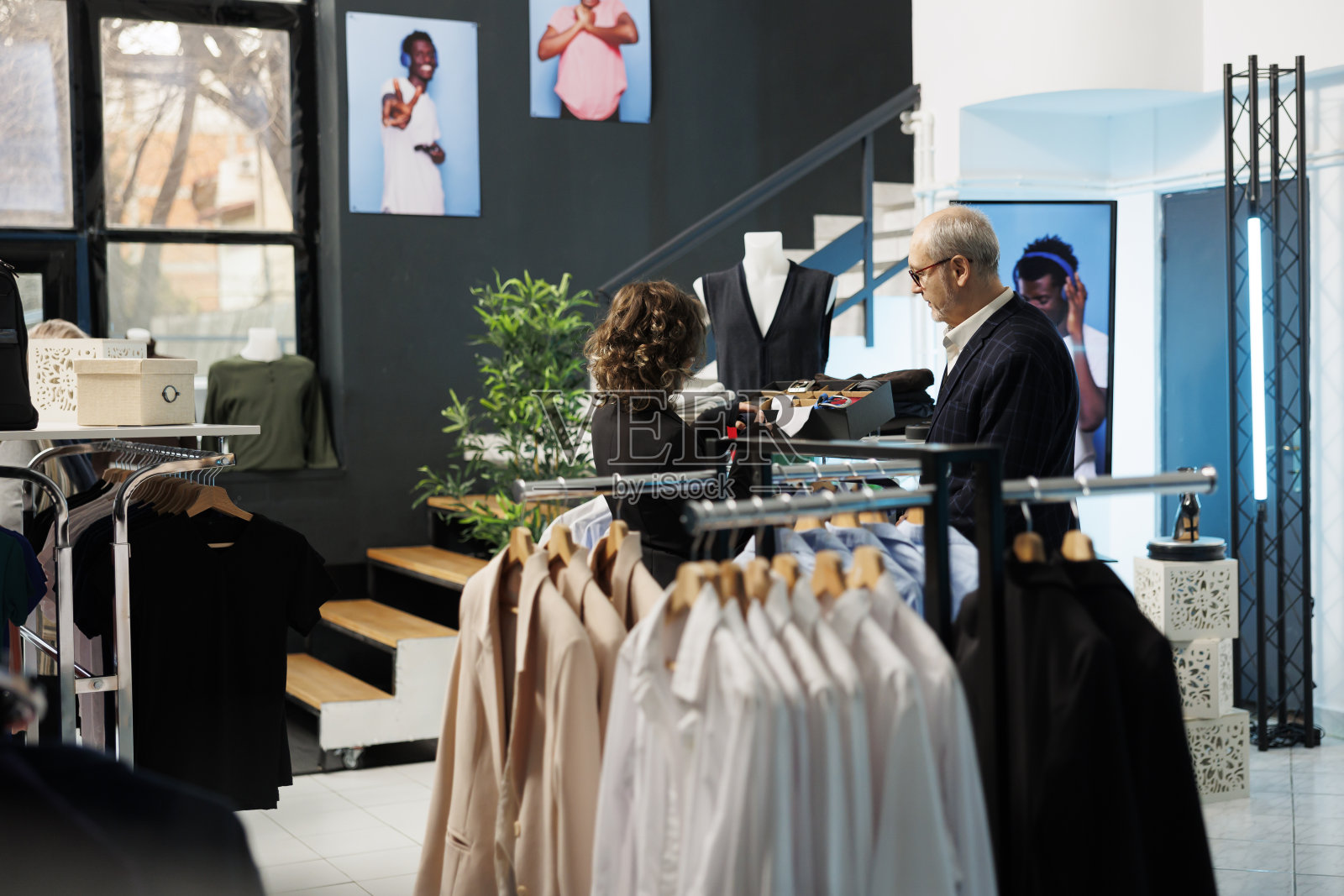 展厅的员工在帮老人挑选合适的领带照片摄影图片