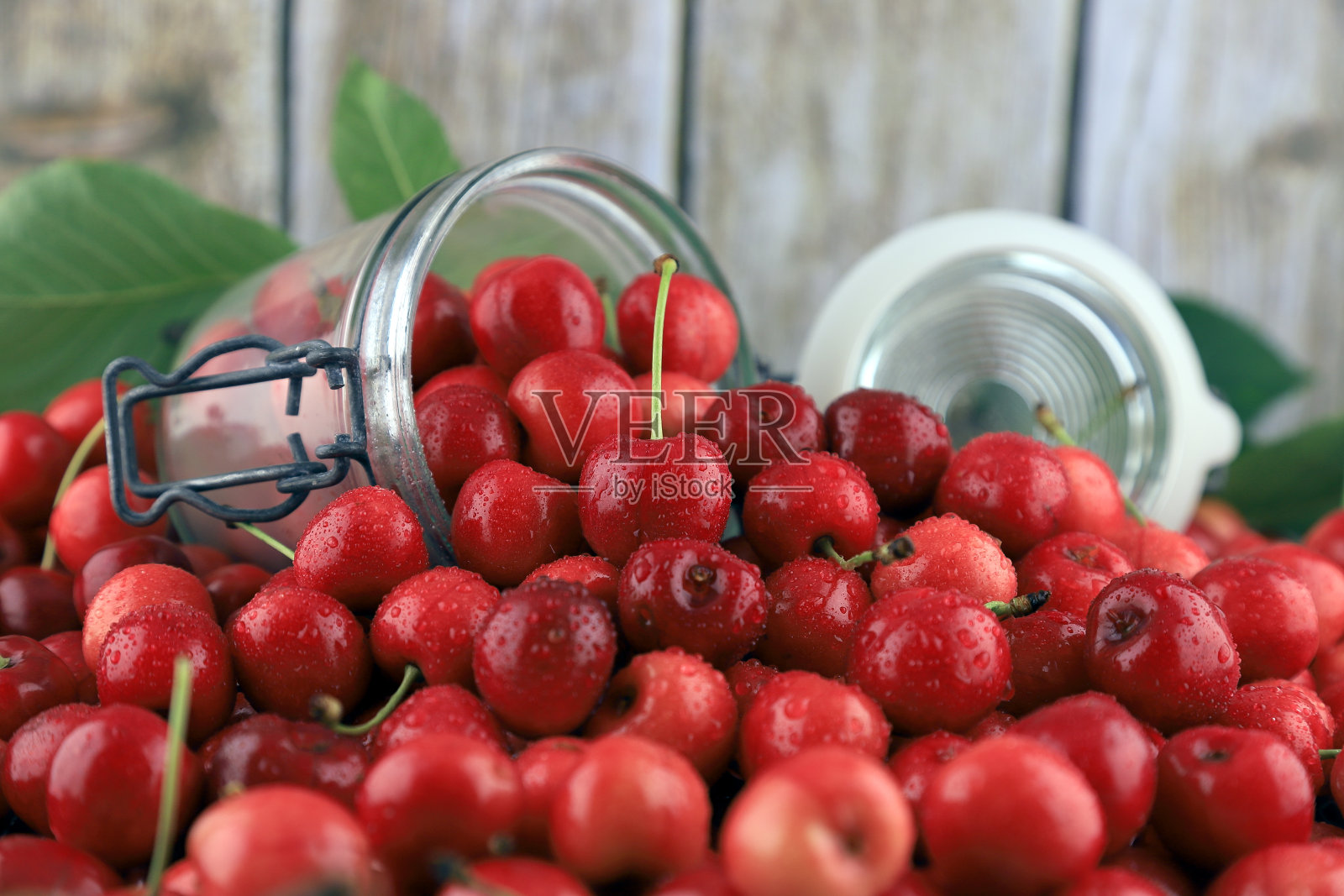 新鲜，健康，真正的樱桃来自有机农业，木材背景下的生态收获。照片摄影图片